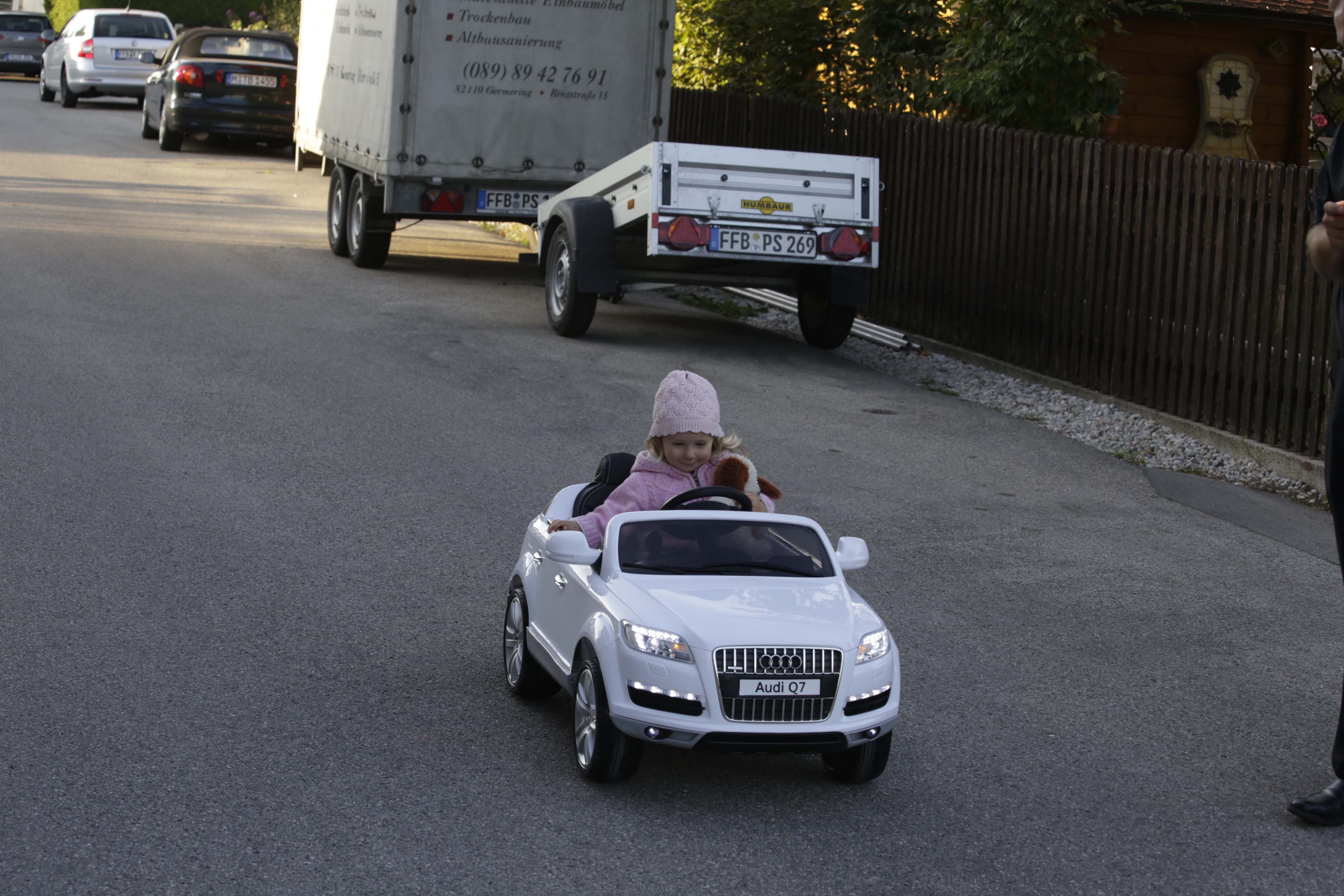 Leas erstes Auto ist ein E-Audi Cabrio
