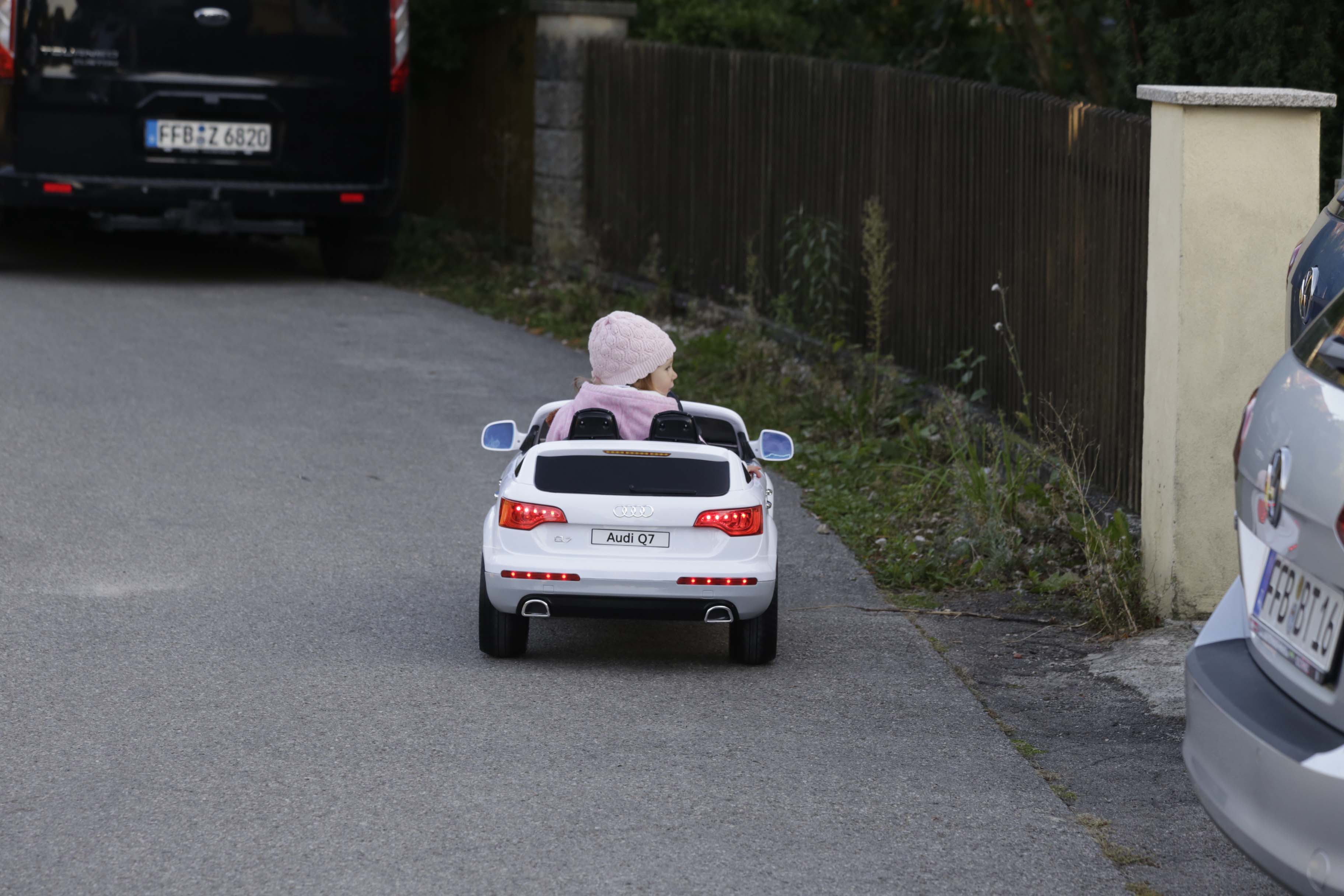 Leas erstes Auto ist ein E-Audi Cabrio