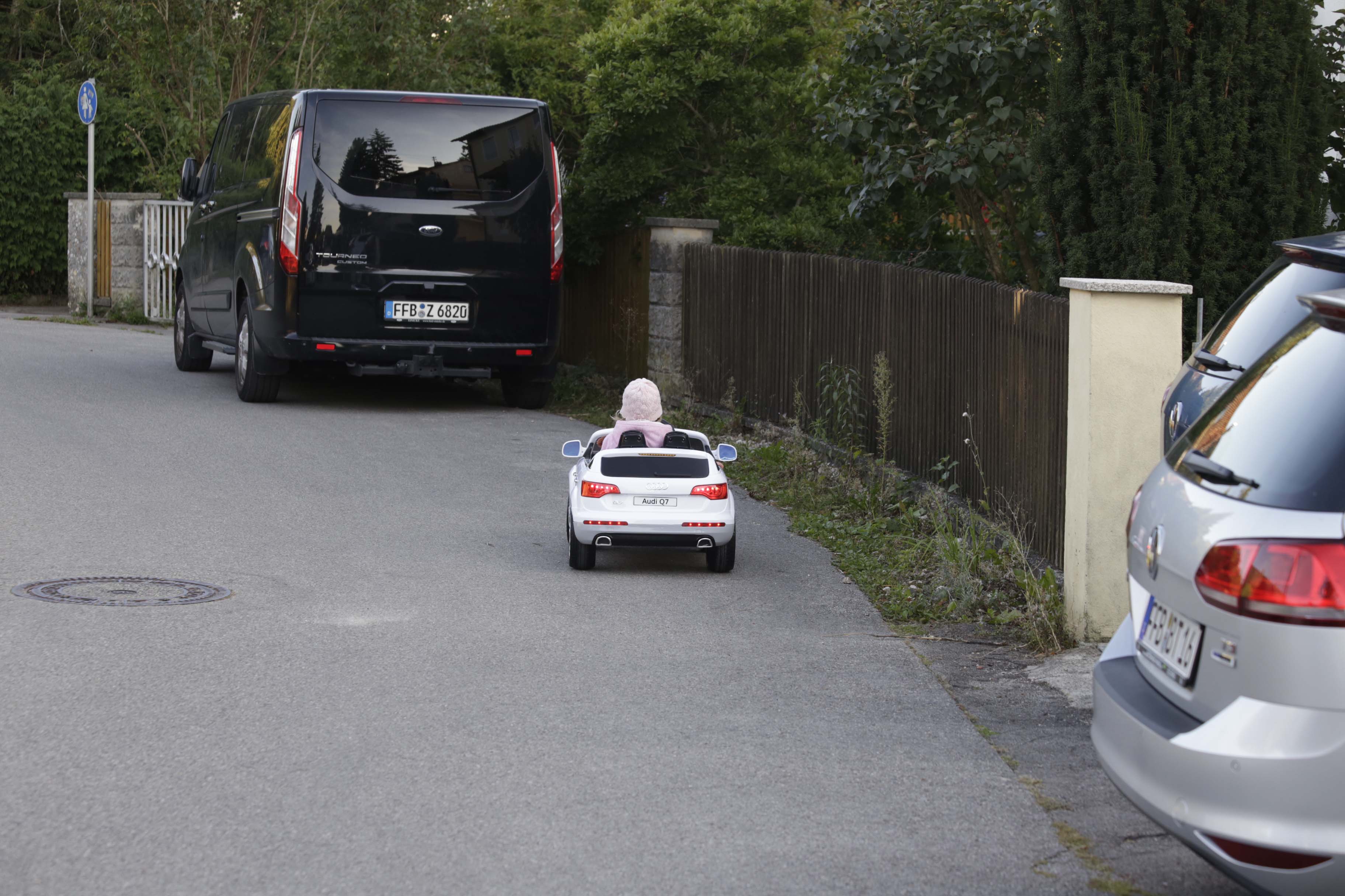 Leas erstes Auto ist ein E-Audi Cabrio