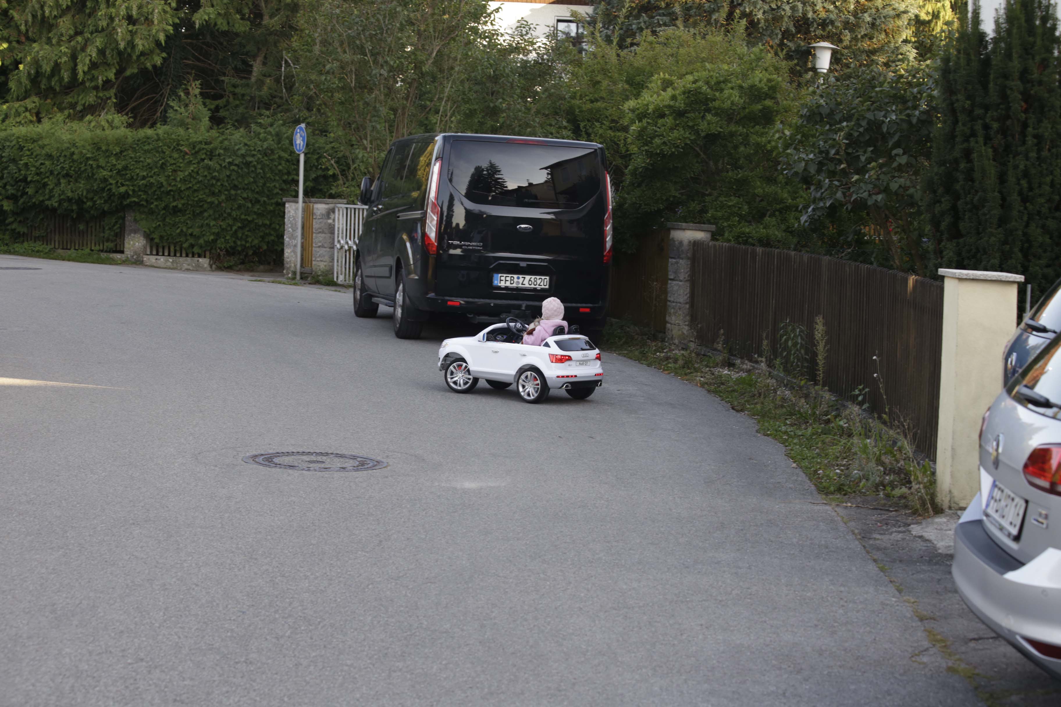 Leas erstes Auto ist ein E-Audi Cabrio
