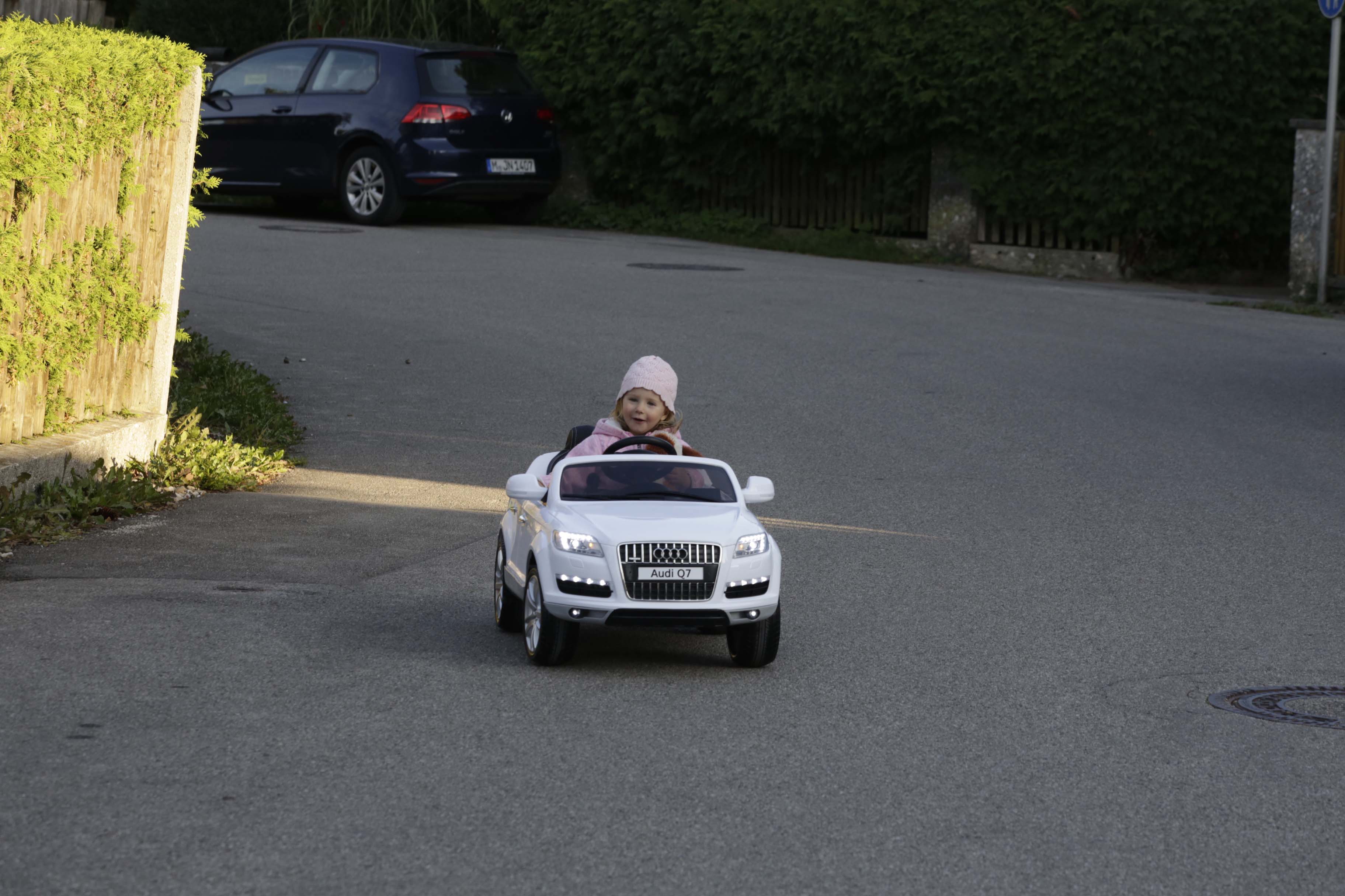Leas erstes Auto ist ein E-Audi Cabrio