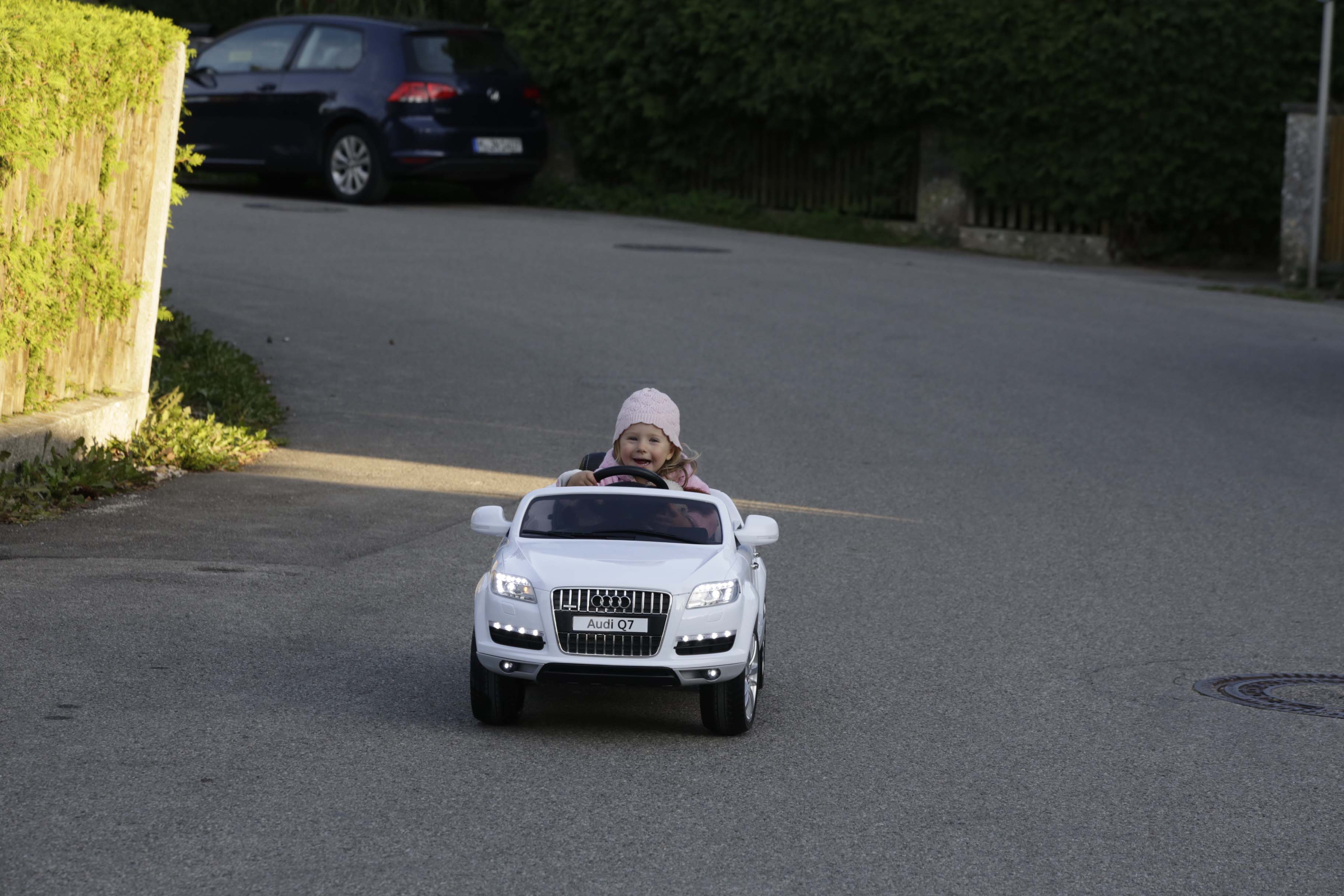 Leas erstes Auto ist ein E-Audi Cabrio