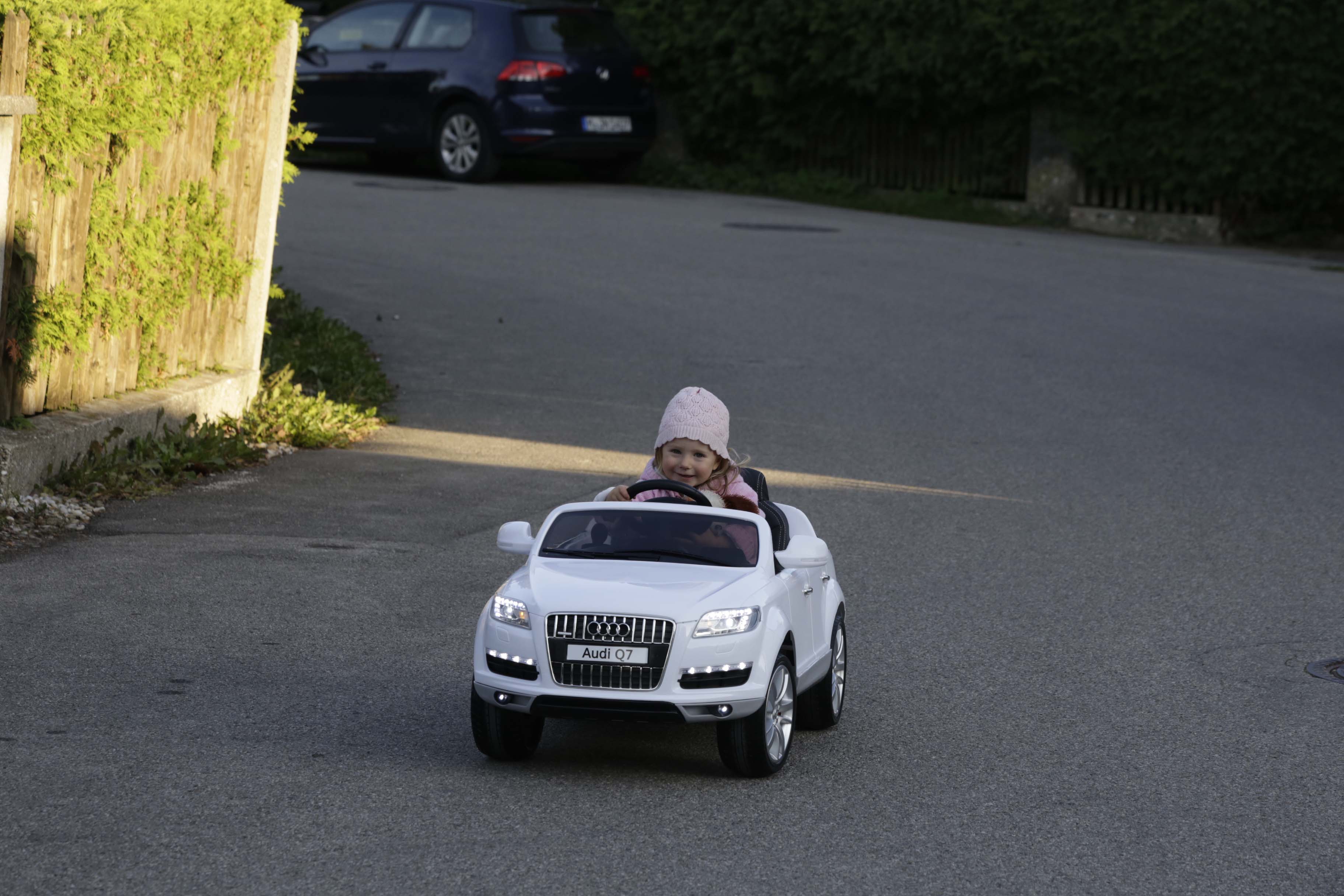 Leas erstes Auto ist ein E-Audi Cabrio