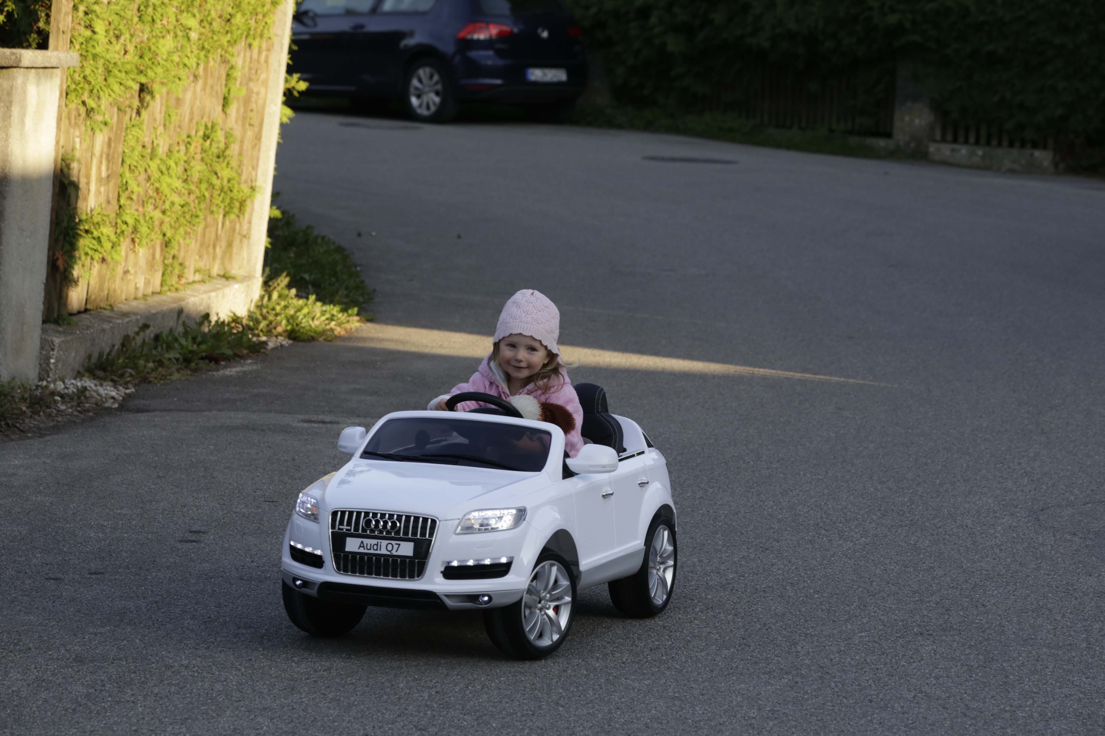 Leas erstes Auto ist ein E-Audi Cabrio