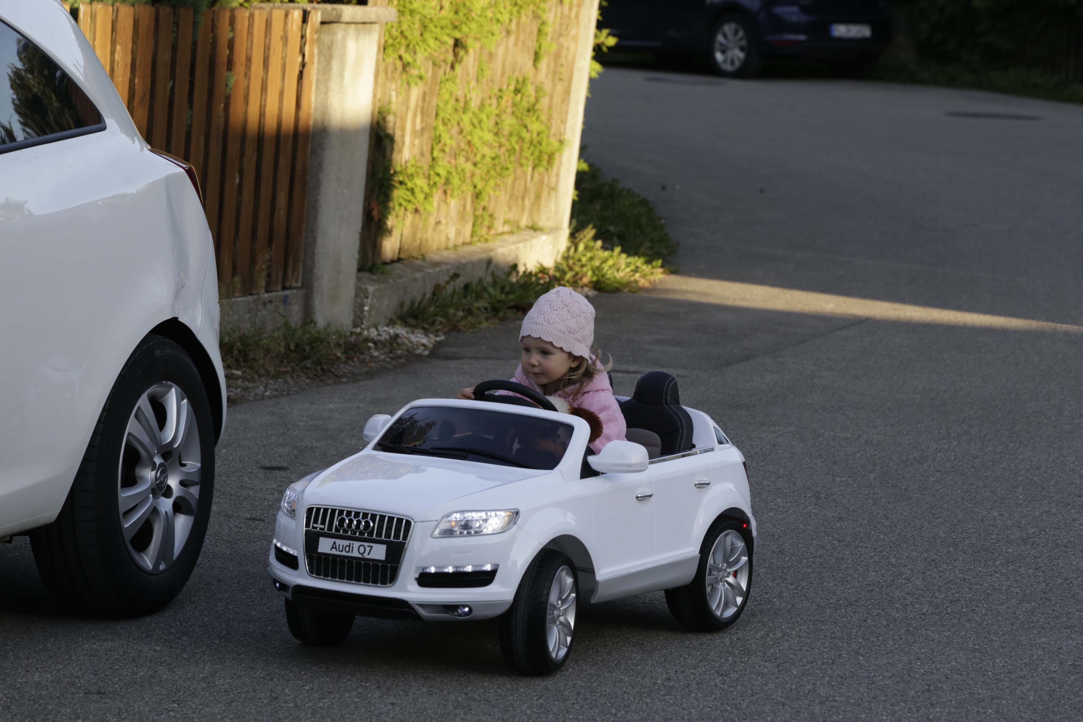 Leas erstes Auto ist ein E-Audi Cabrio