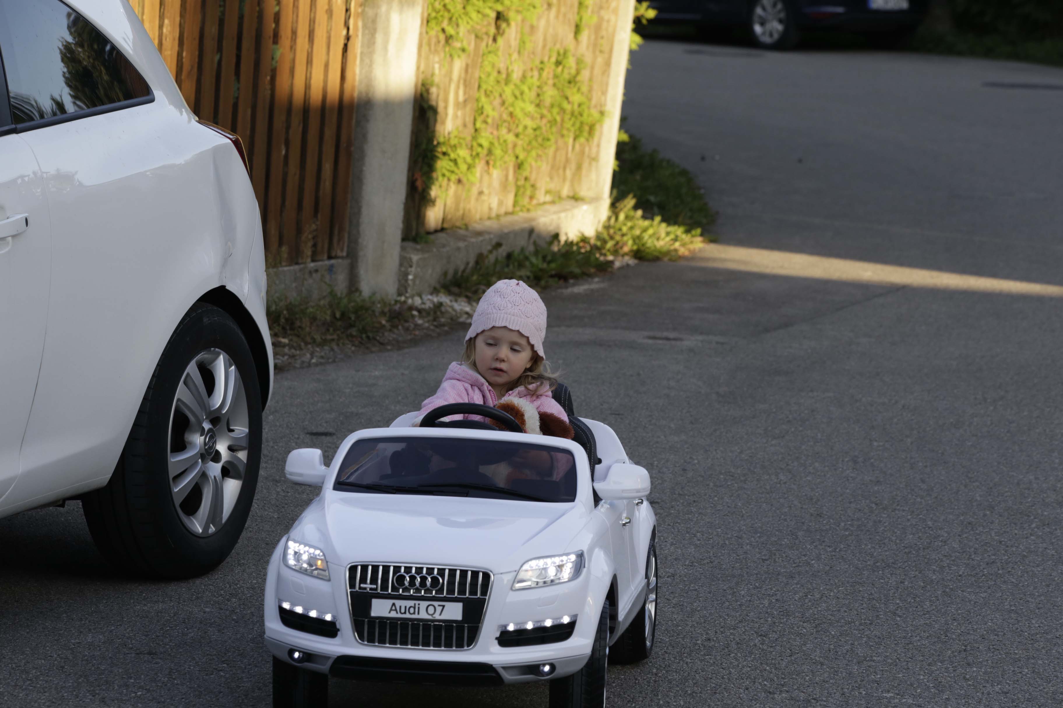 Leas erstes Auto ist ein E-Audi Cabrio