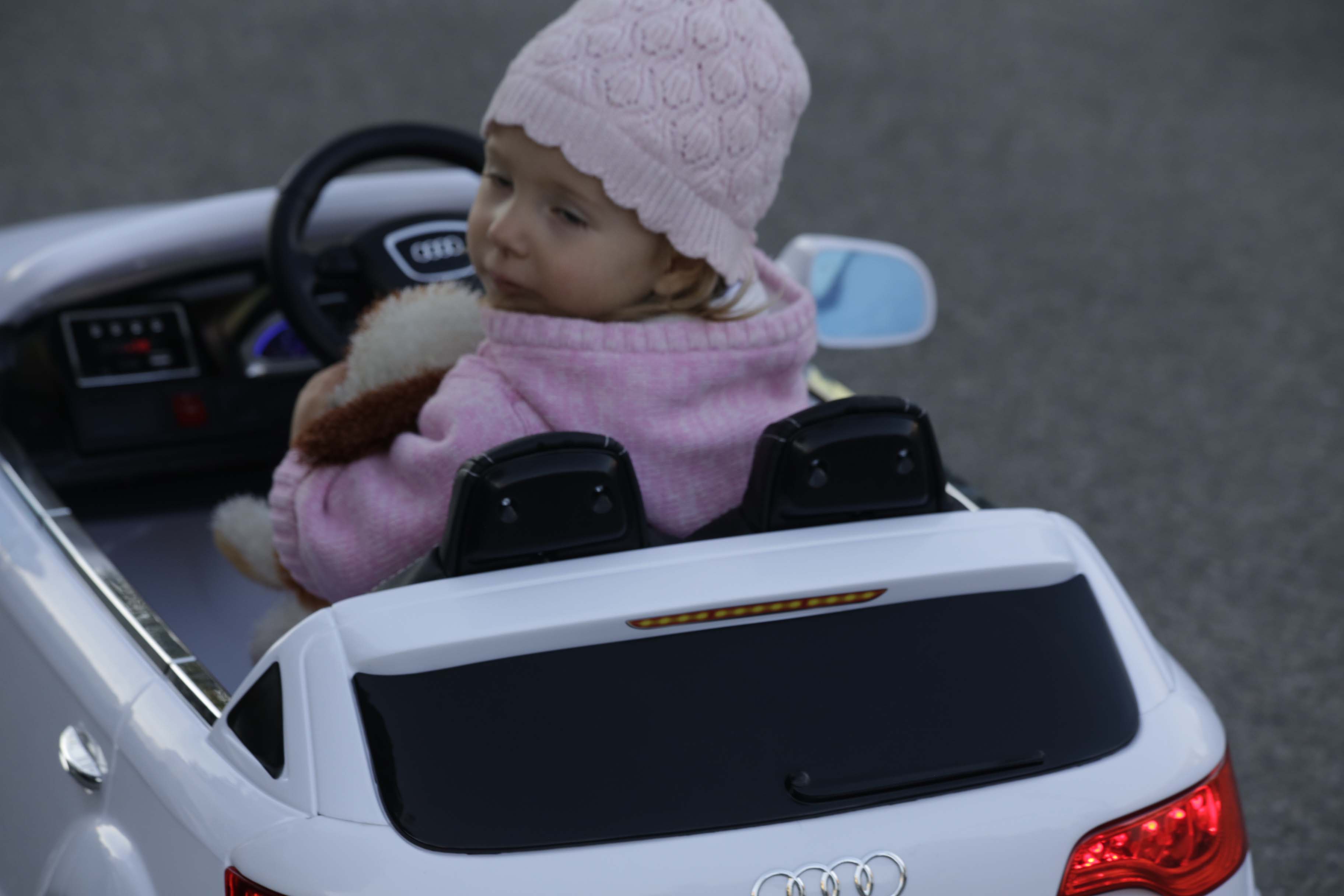 Leas erstes Auto ist ein E-Audi Cabrio