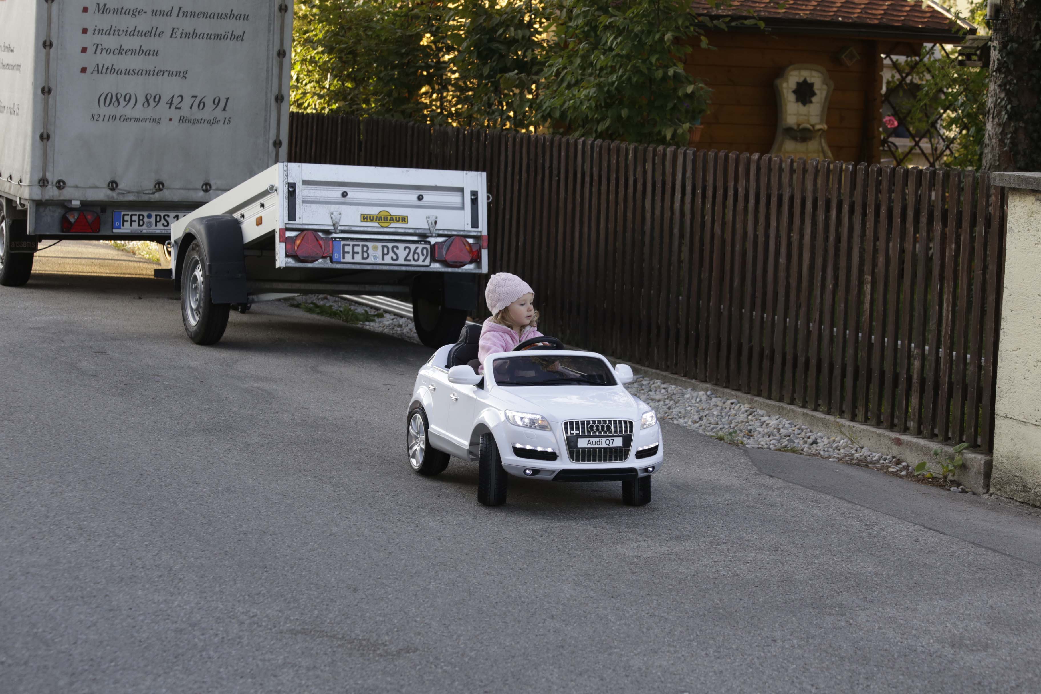 Leas erstes Auto ist ein E-Audi Cabrio