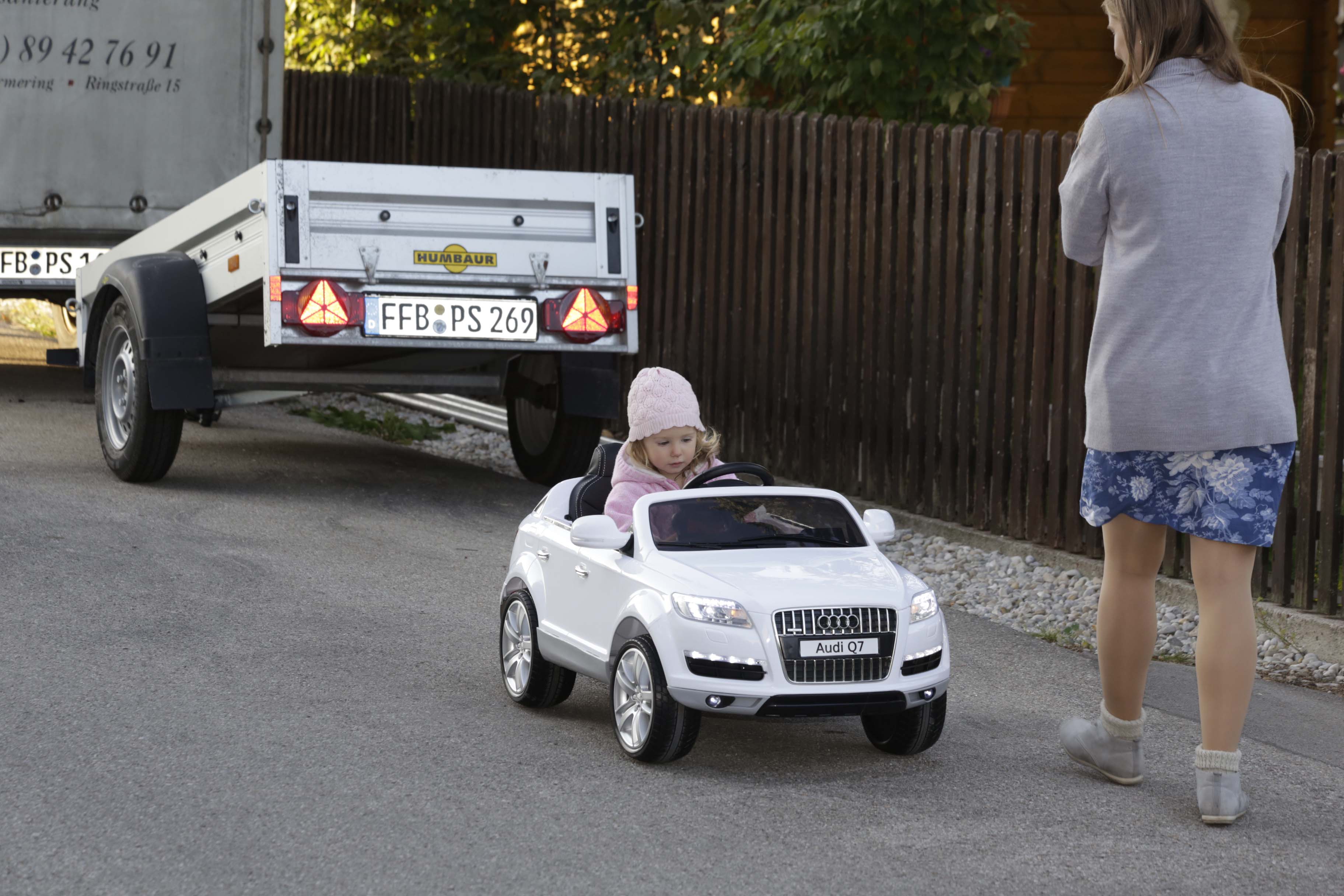 Leas erstes Auto ist ein E-Audi Cabrio