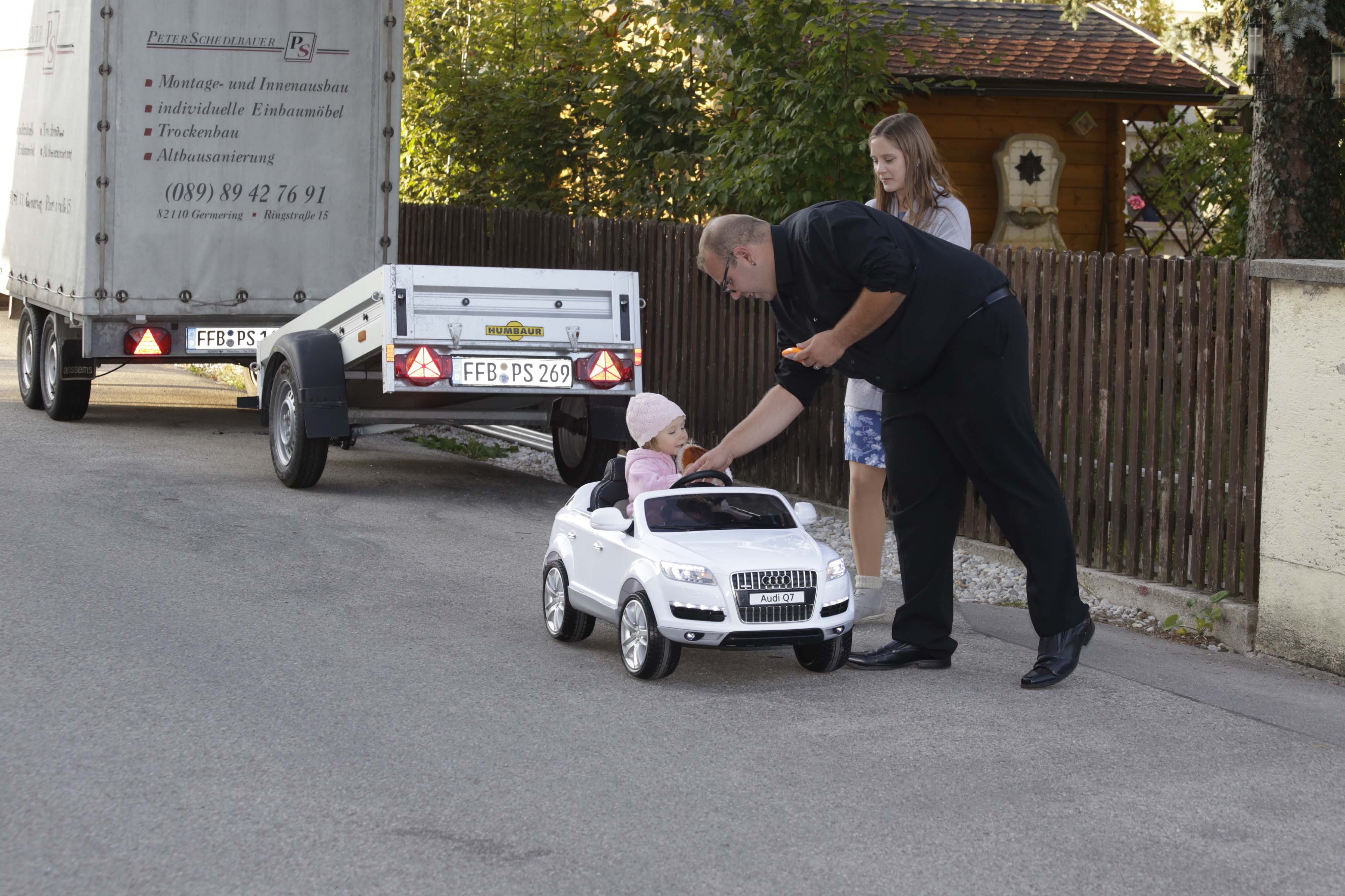 Leas erstes Auto ist ein E-Audi Cabrio