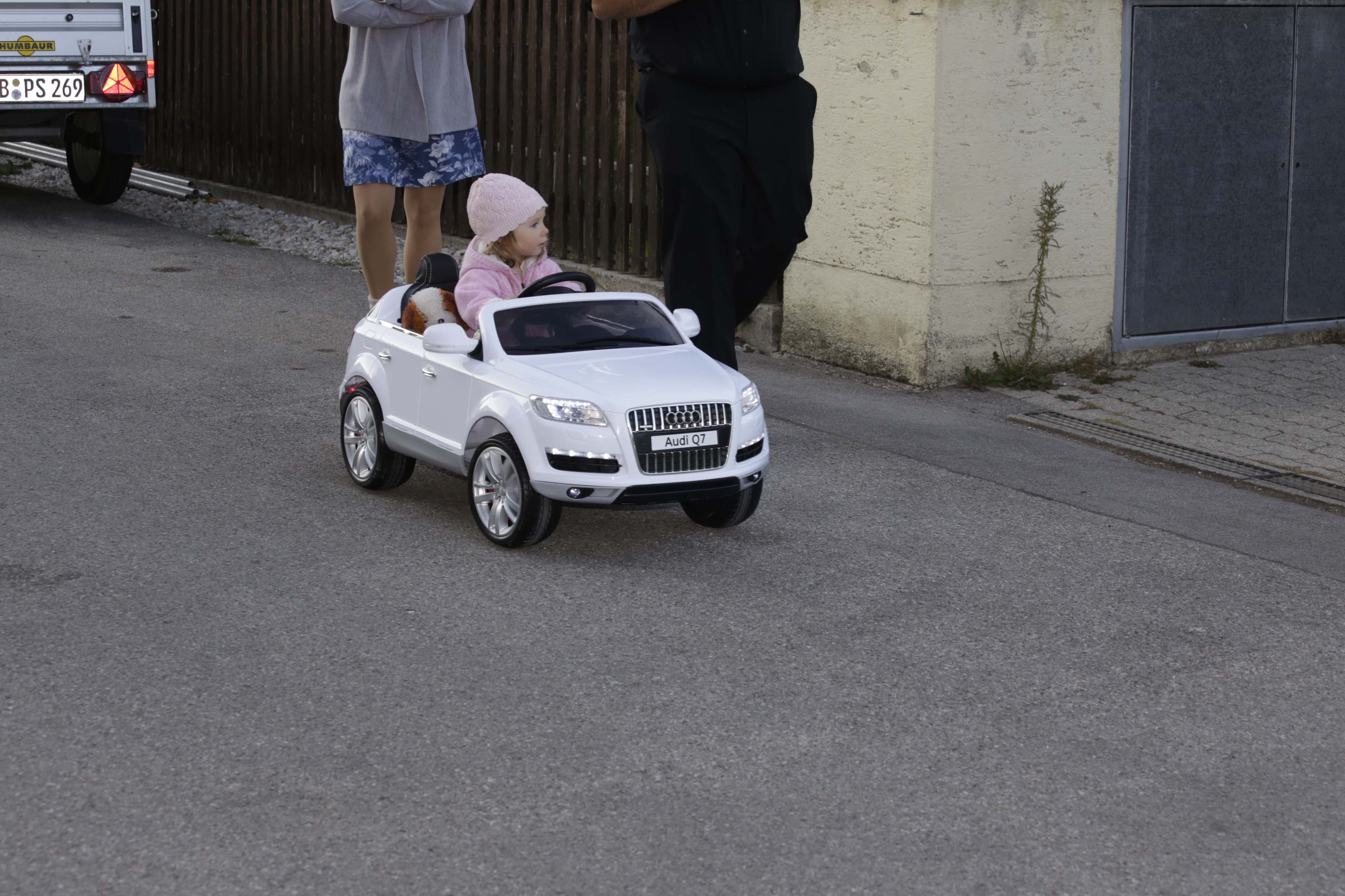 Leas erstes Auto ist ein E-Audi Cabrio