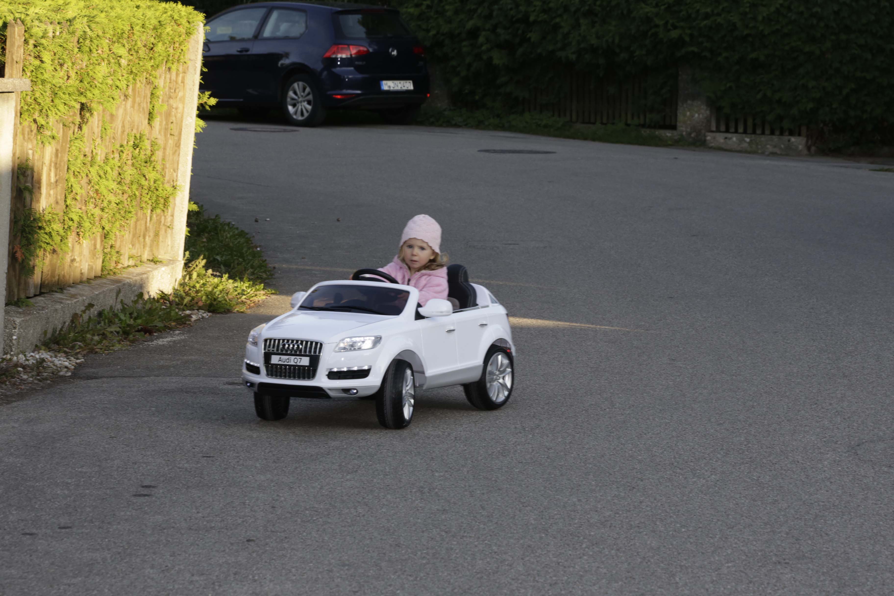 Leas erstes Auto ist ein E-Audi Cabrio