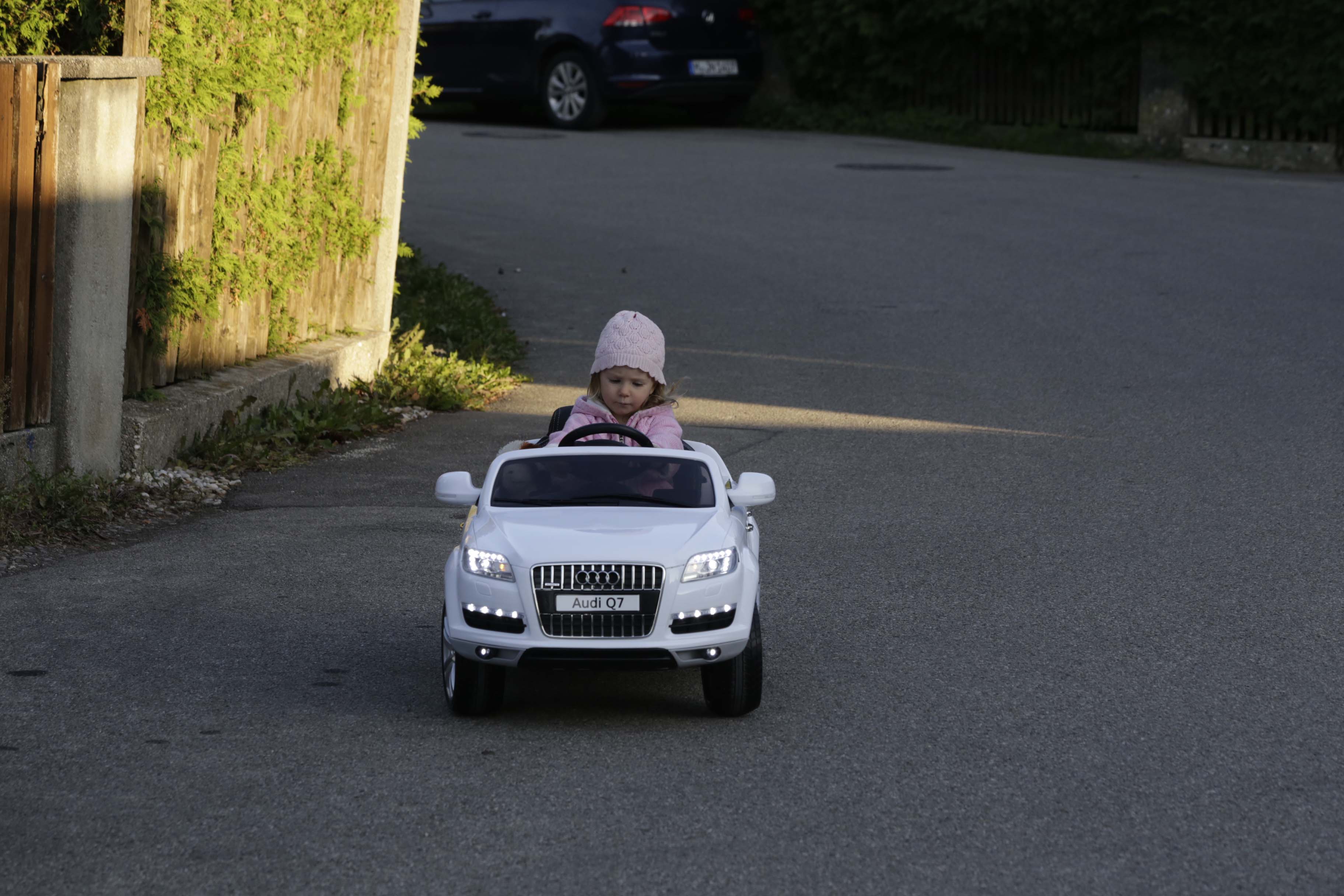 Leas erstes Auto ist ein E-Audi Cabrio