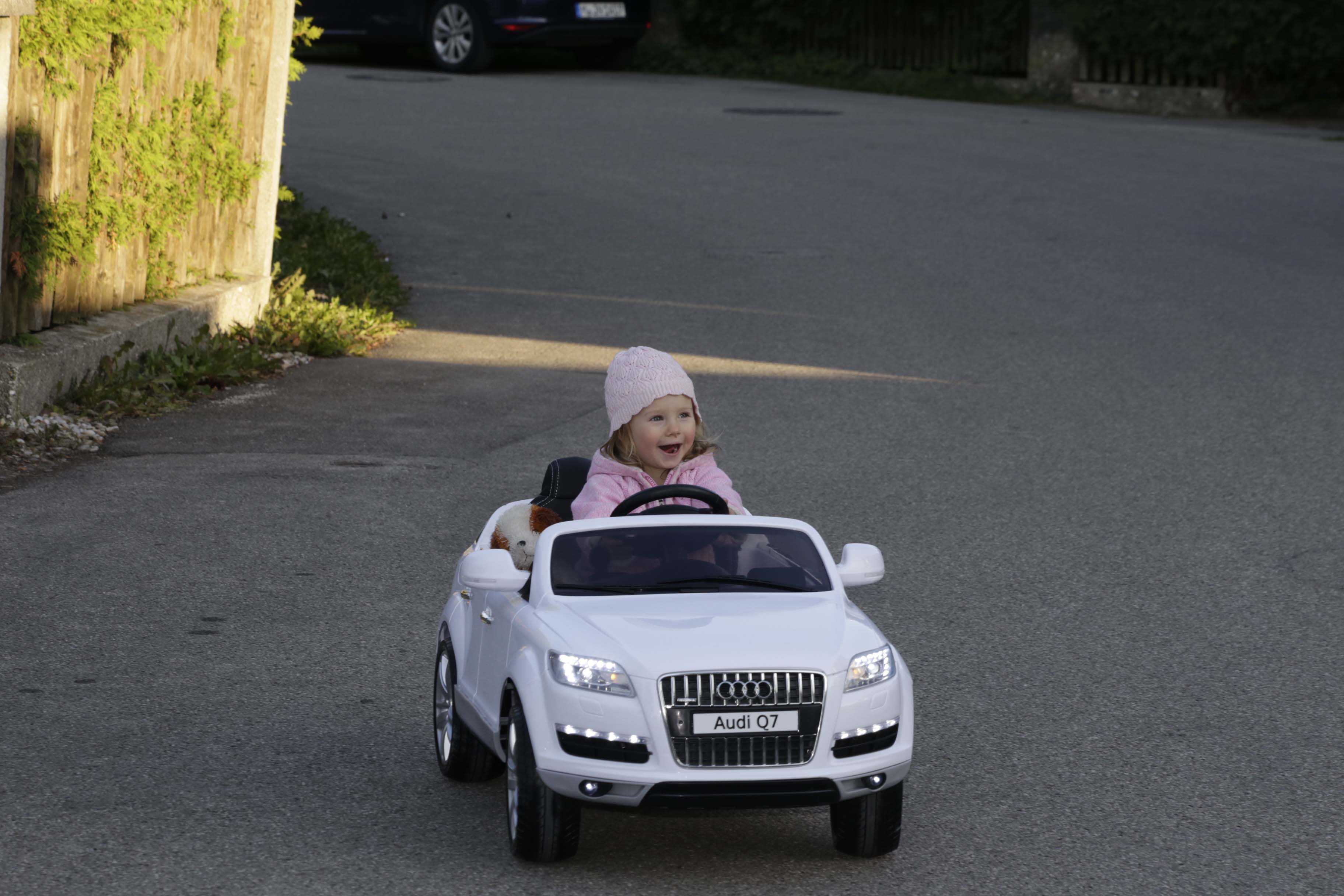 Leas erstes Auto ist ein E-Audi Cabrio