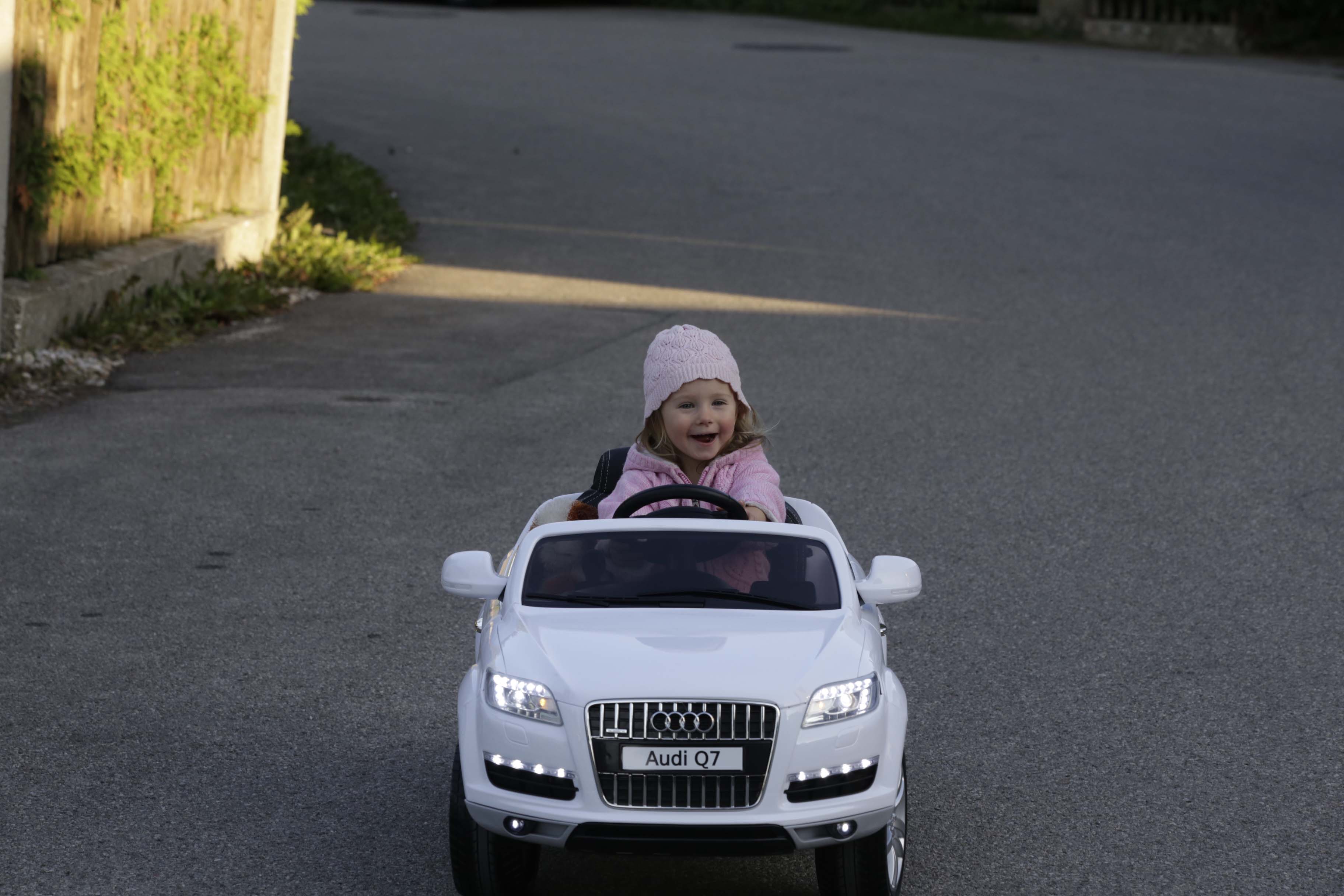 Leas erstes Auto ist ein E-Audi Cabrio