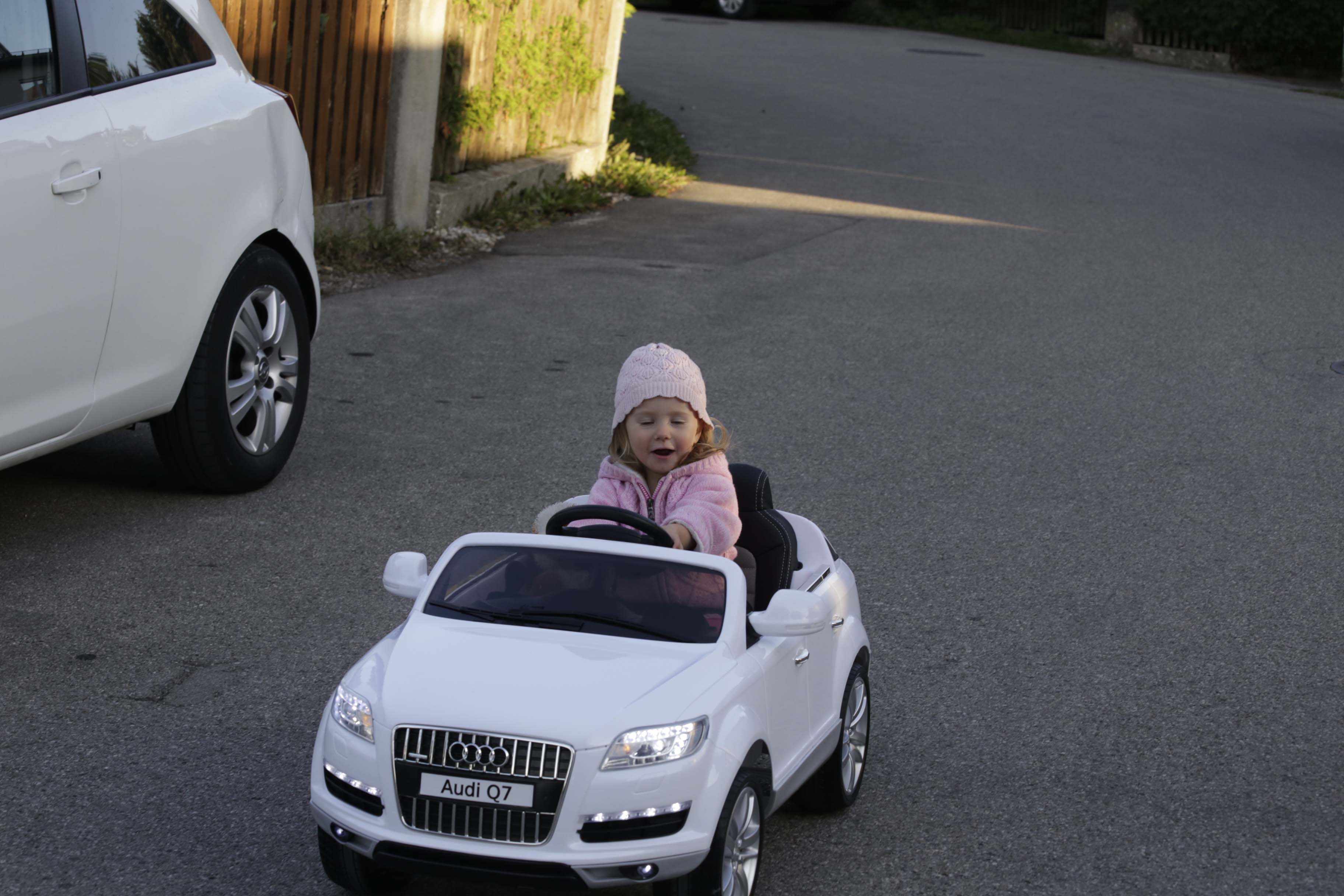 Leas erstes Auto ist ein E-Audi Cabrio
