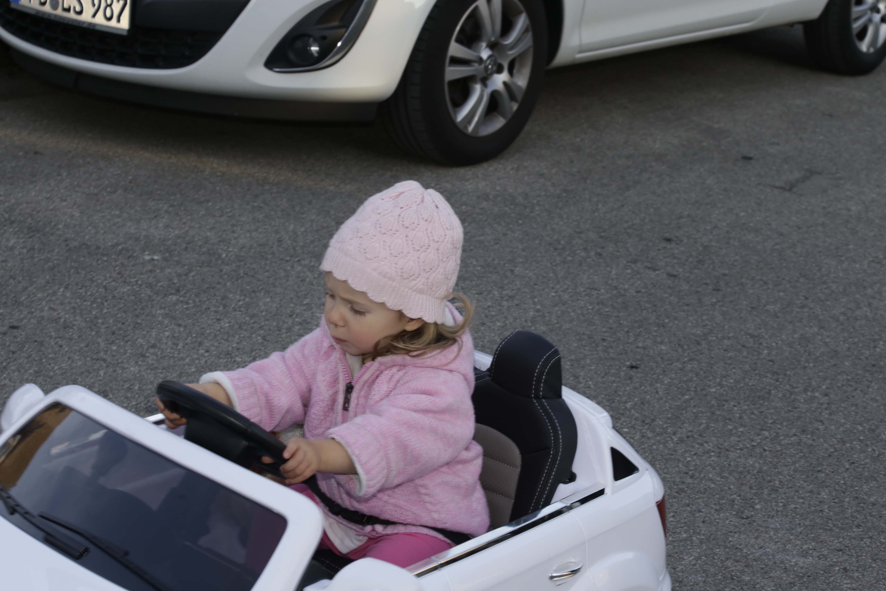 Leas erstes Auto ist ein E-Audi Cabrio