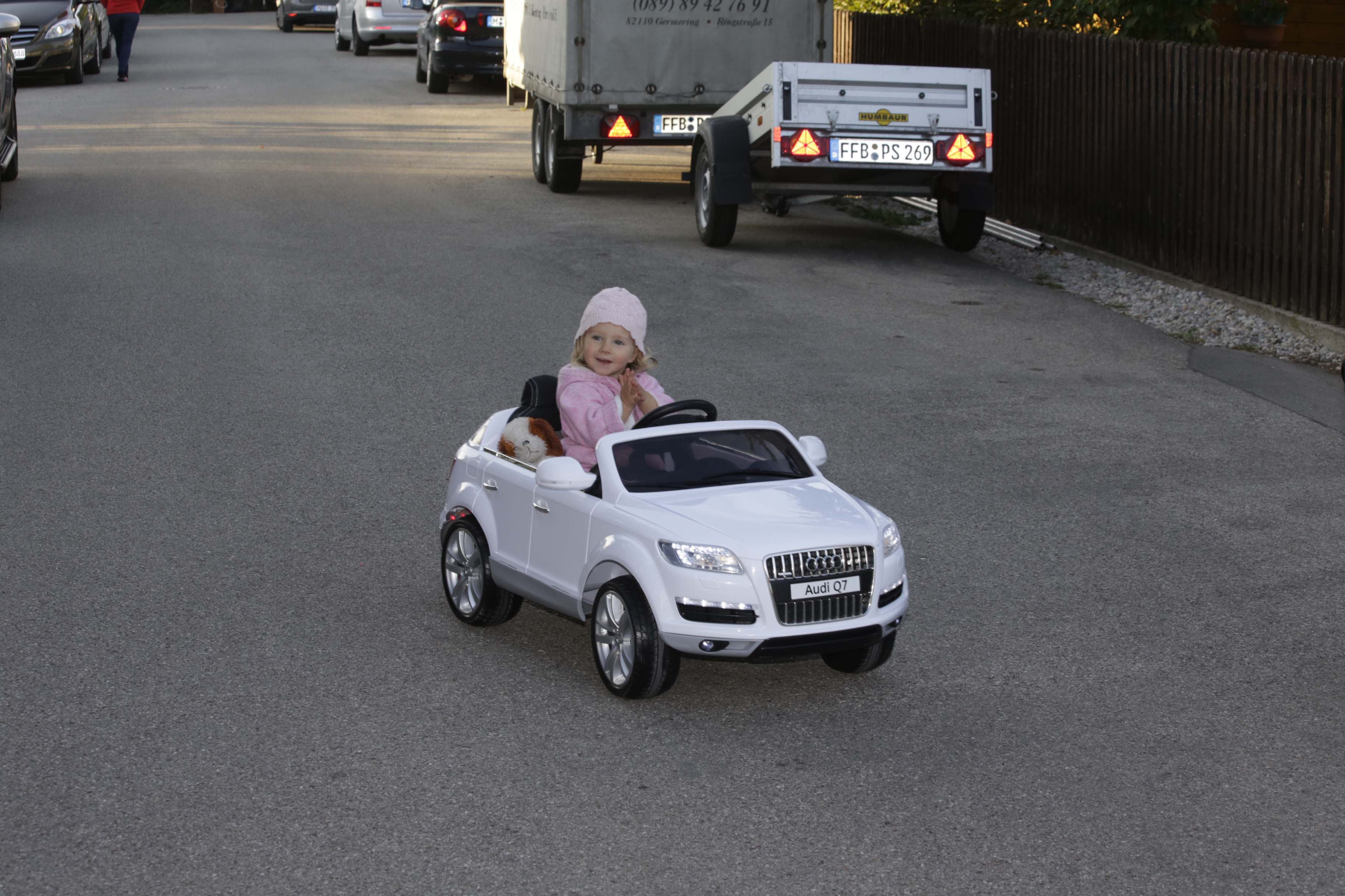 Leas erstes Auto ist ein E-Audi Cabrio