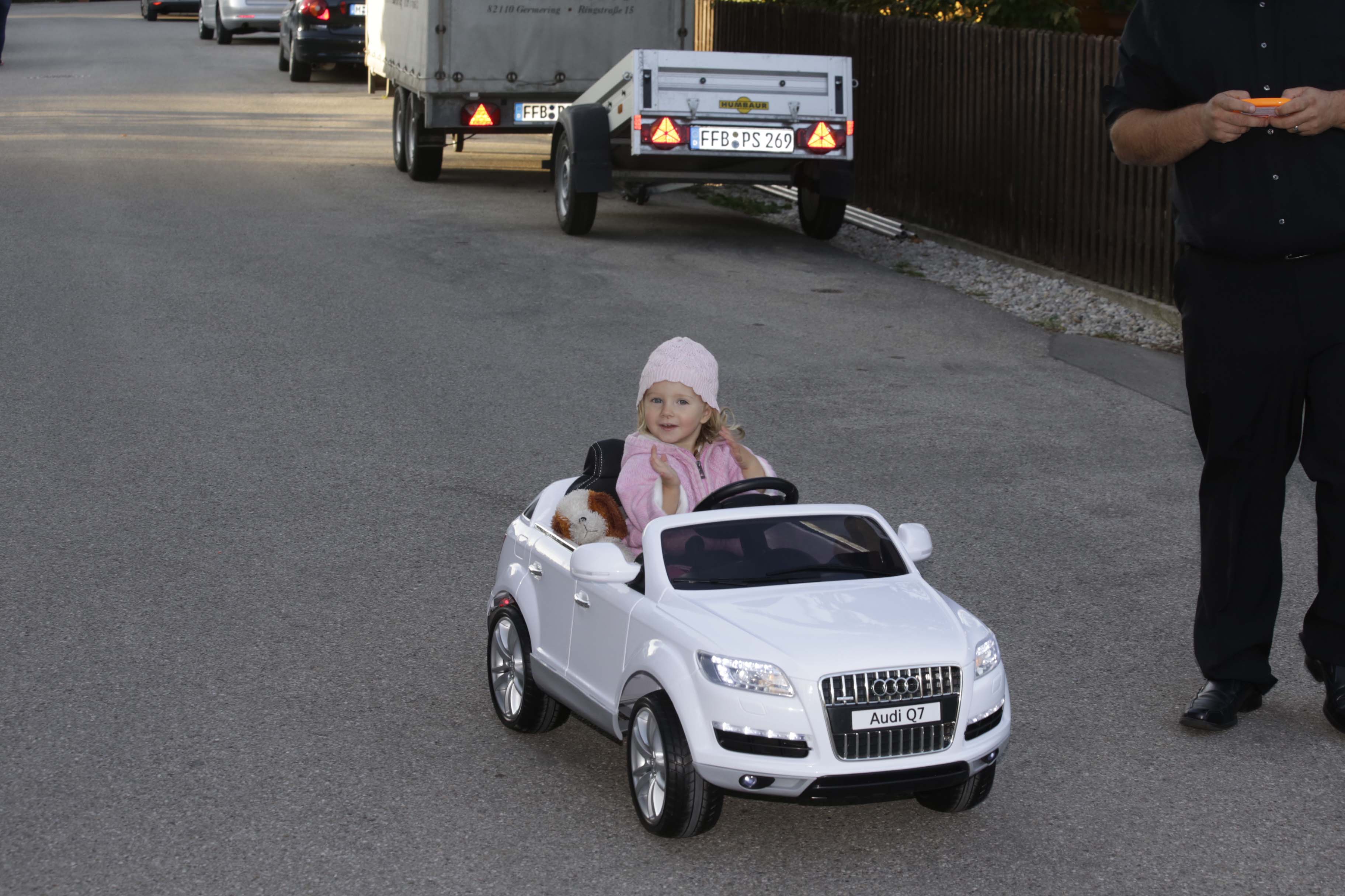 Leas erstes Auto ist ein E-Audi Cabrio