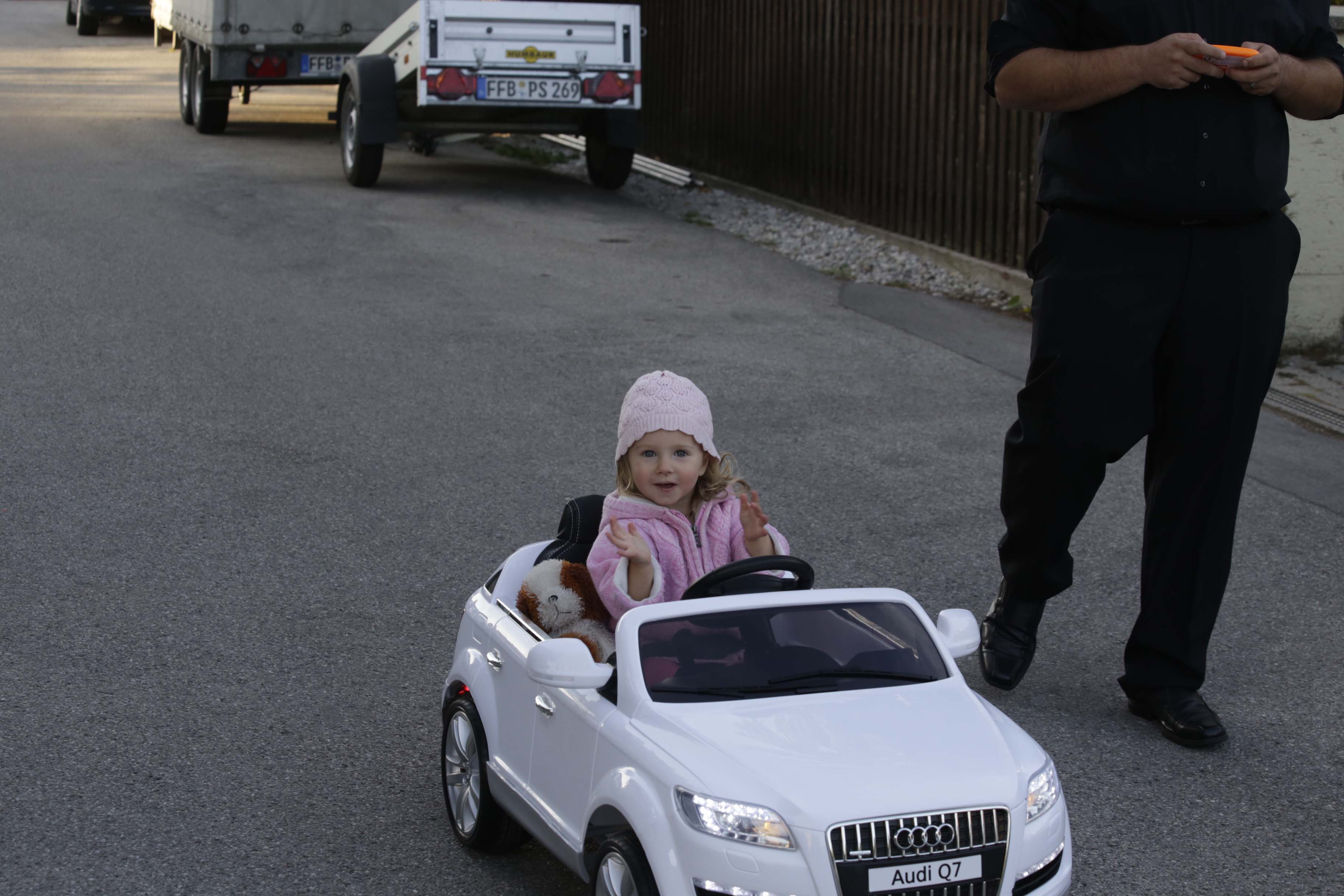 Leas erstes Auto ist ein E-Audi Cabrio