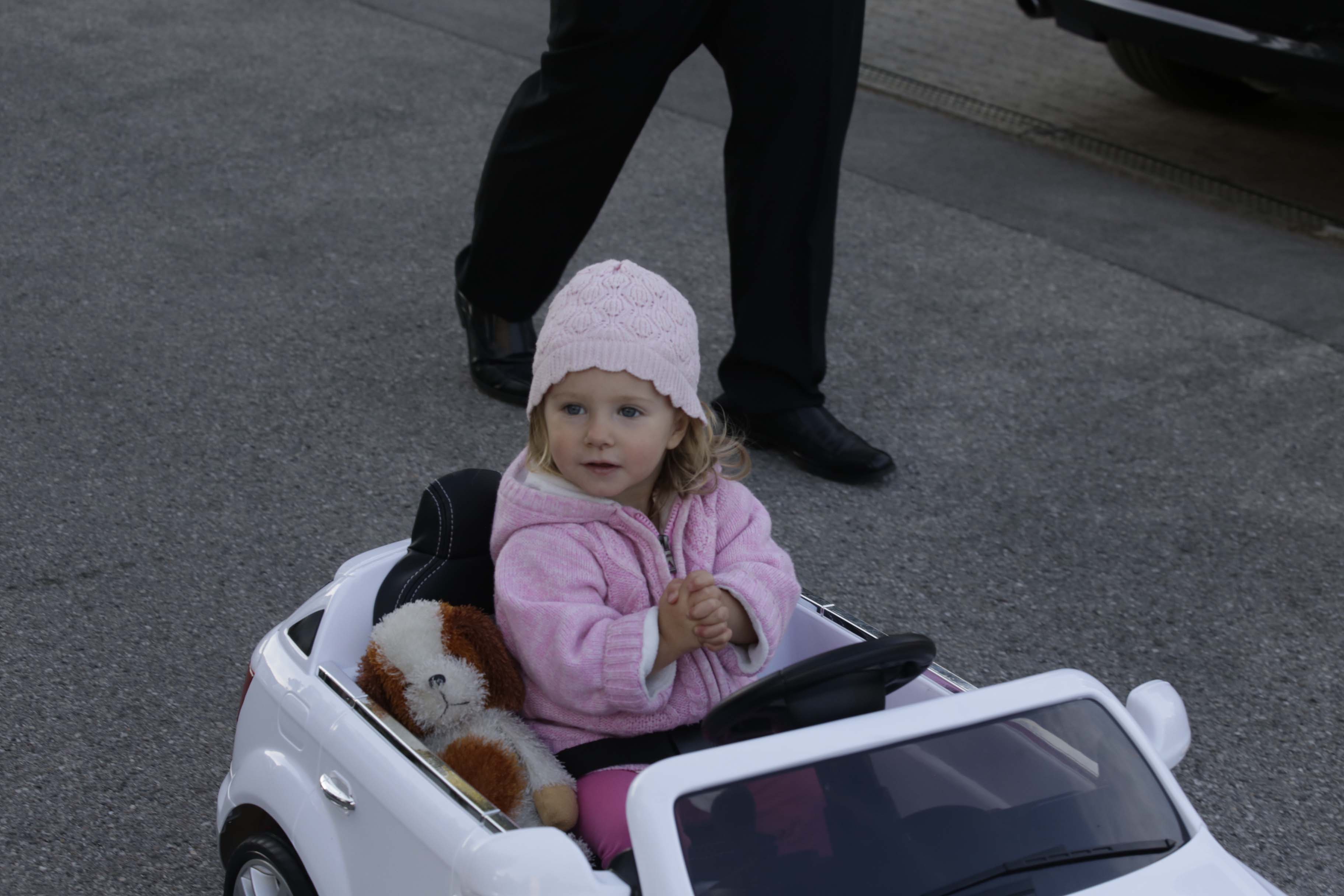 Leas erstes Auto ist ein E-Audi Cabrio