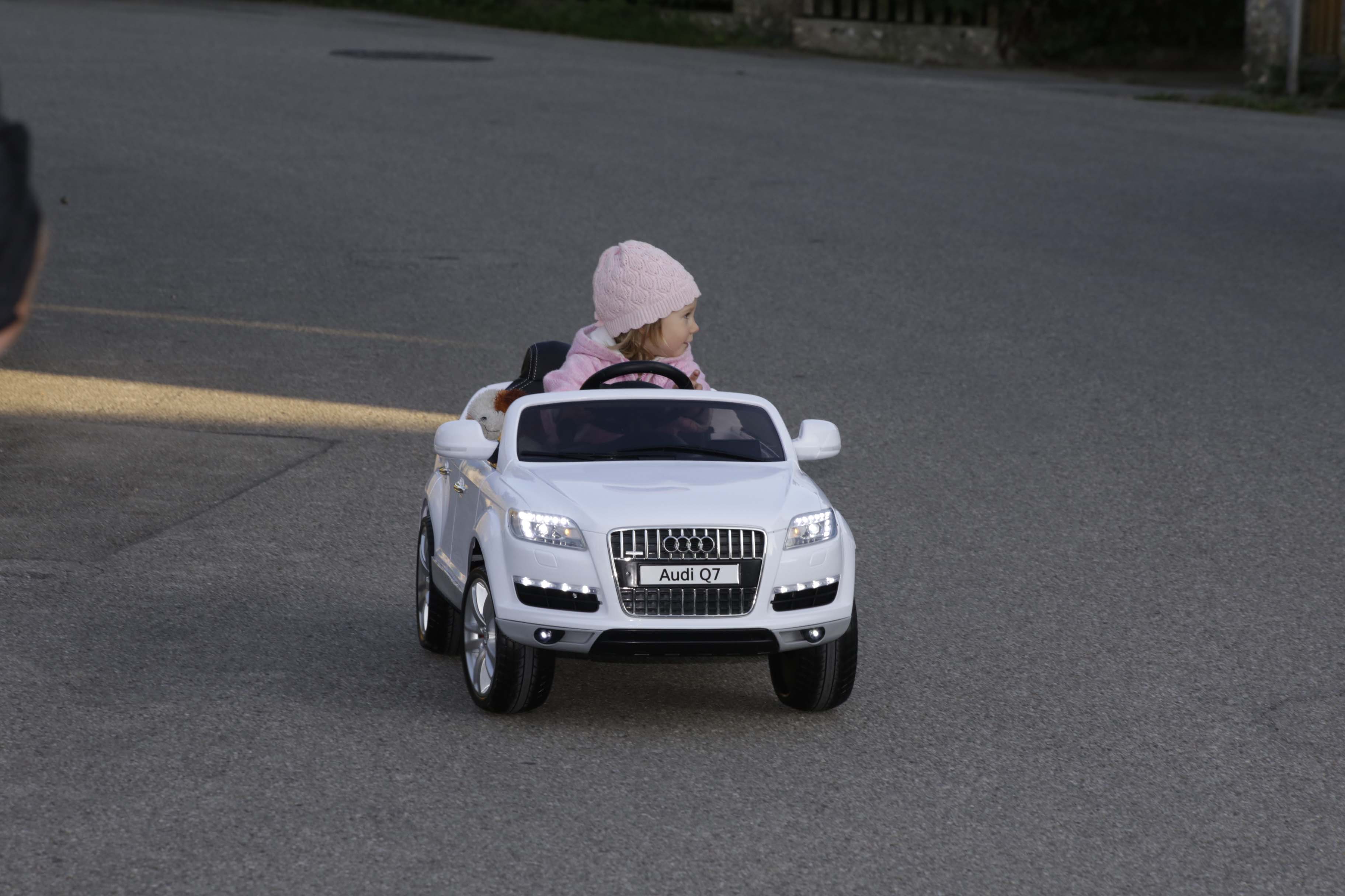 Leas erstes Auto ist ein E-Audi Cabrio