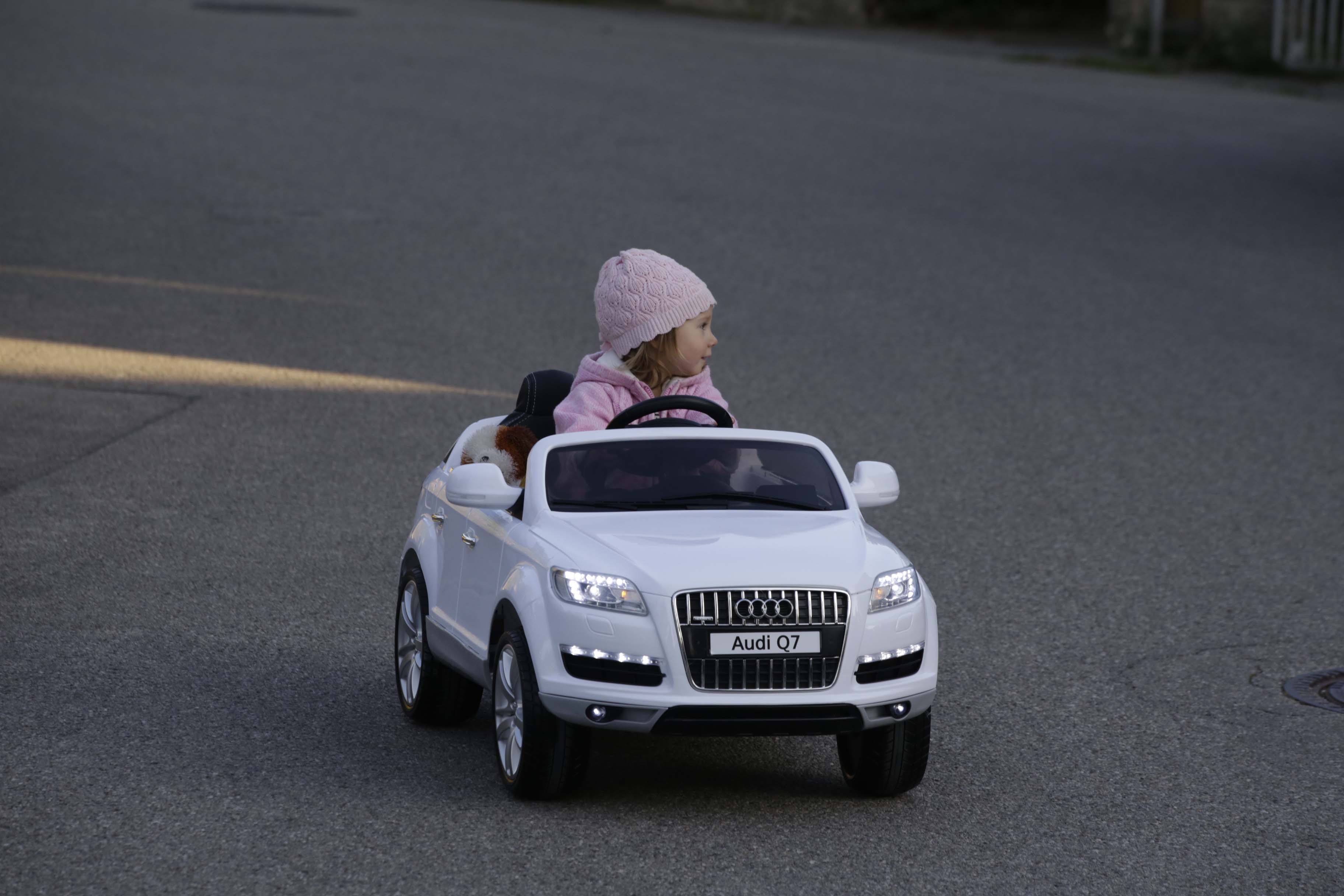 Leas erstes Auto ist ein E-Audi Cabrio