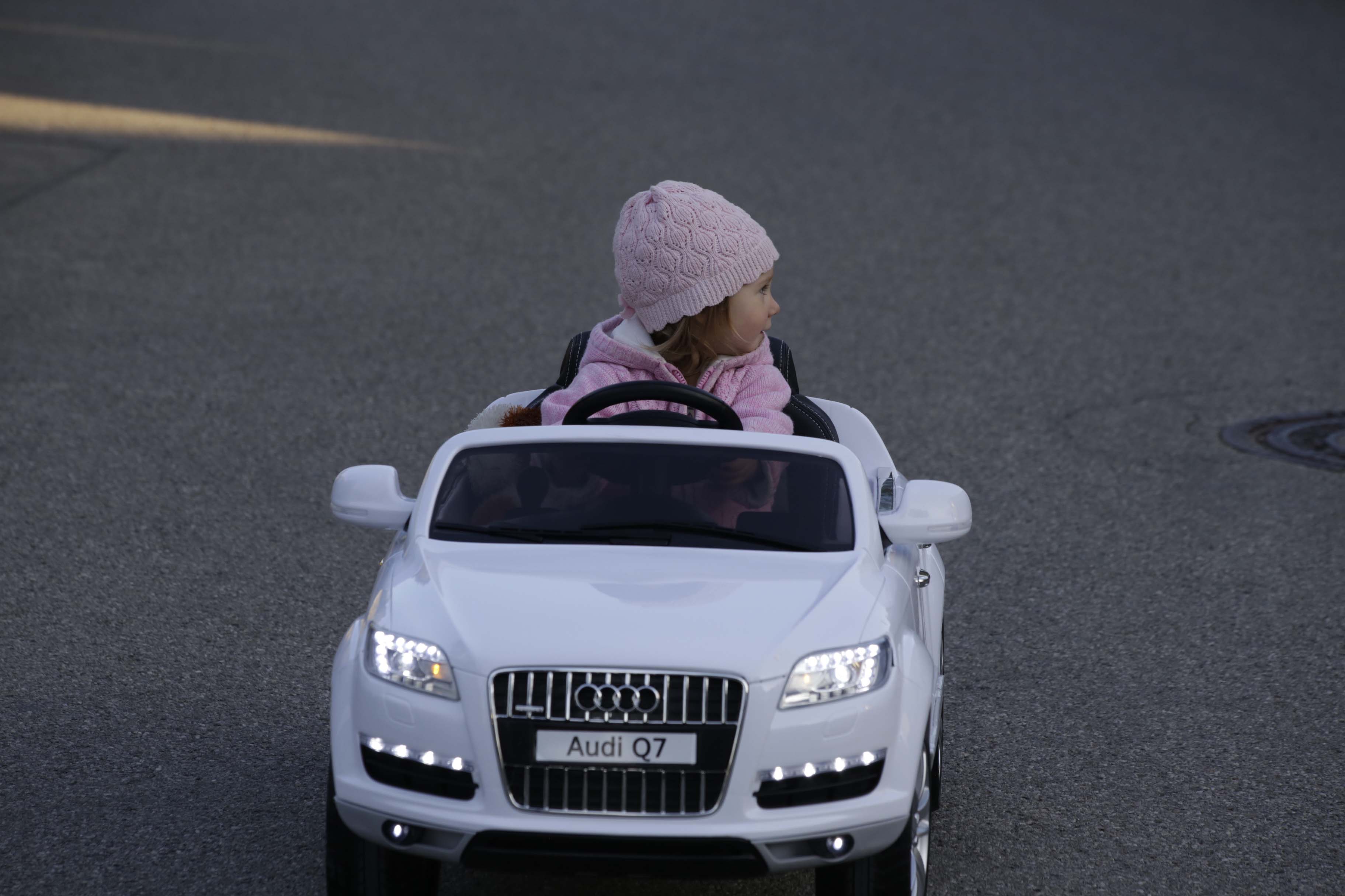 Leas erstes Auto ist ein E-Audi Cabrio