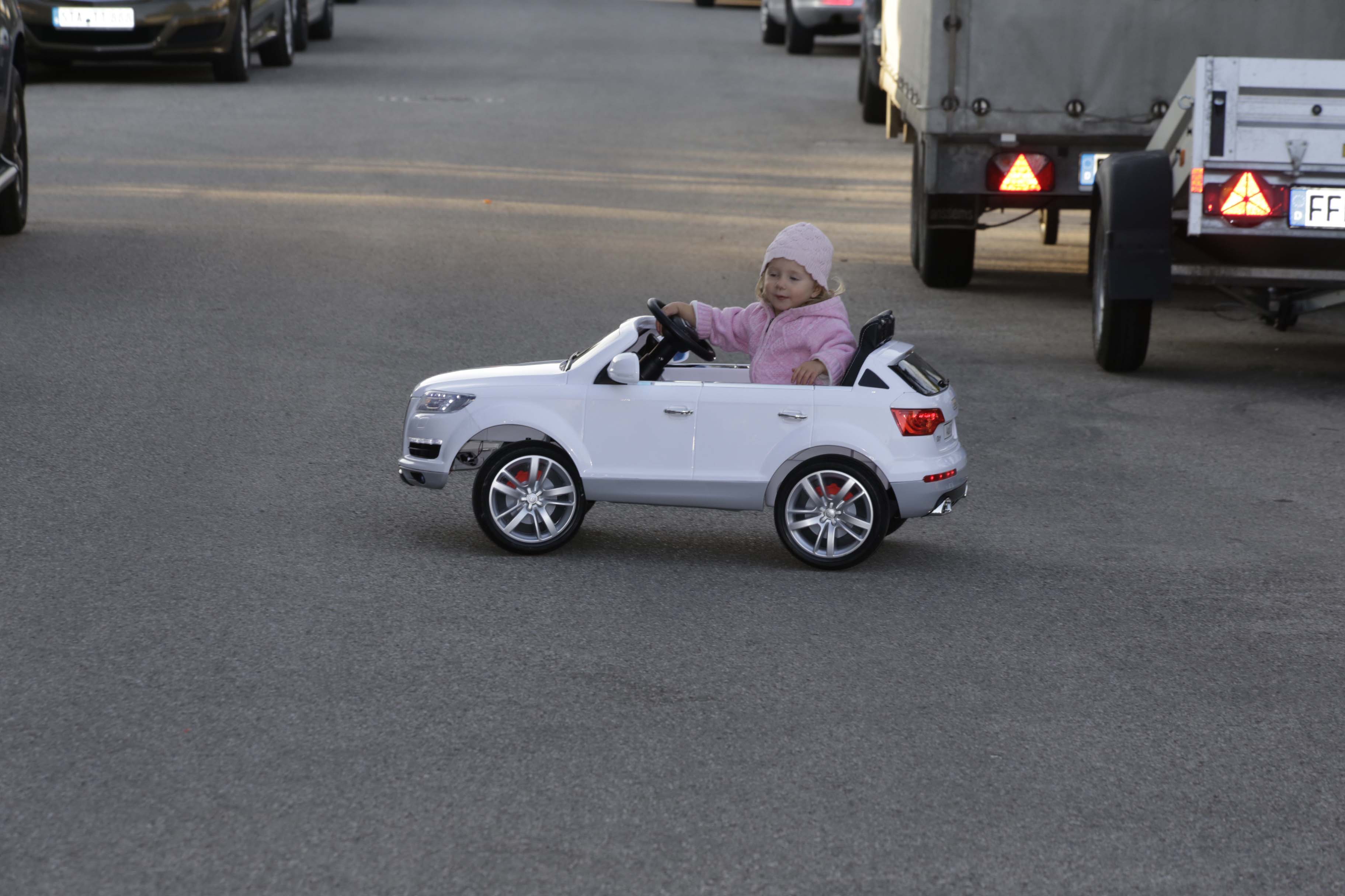 Leas erstes Auto ist ein E-Audi Cabrio
