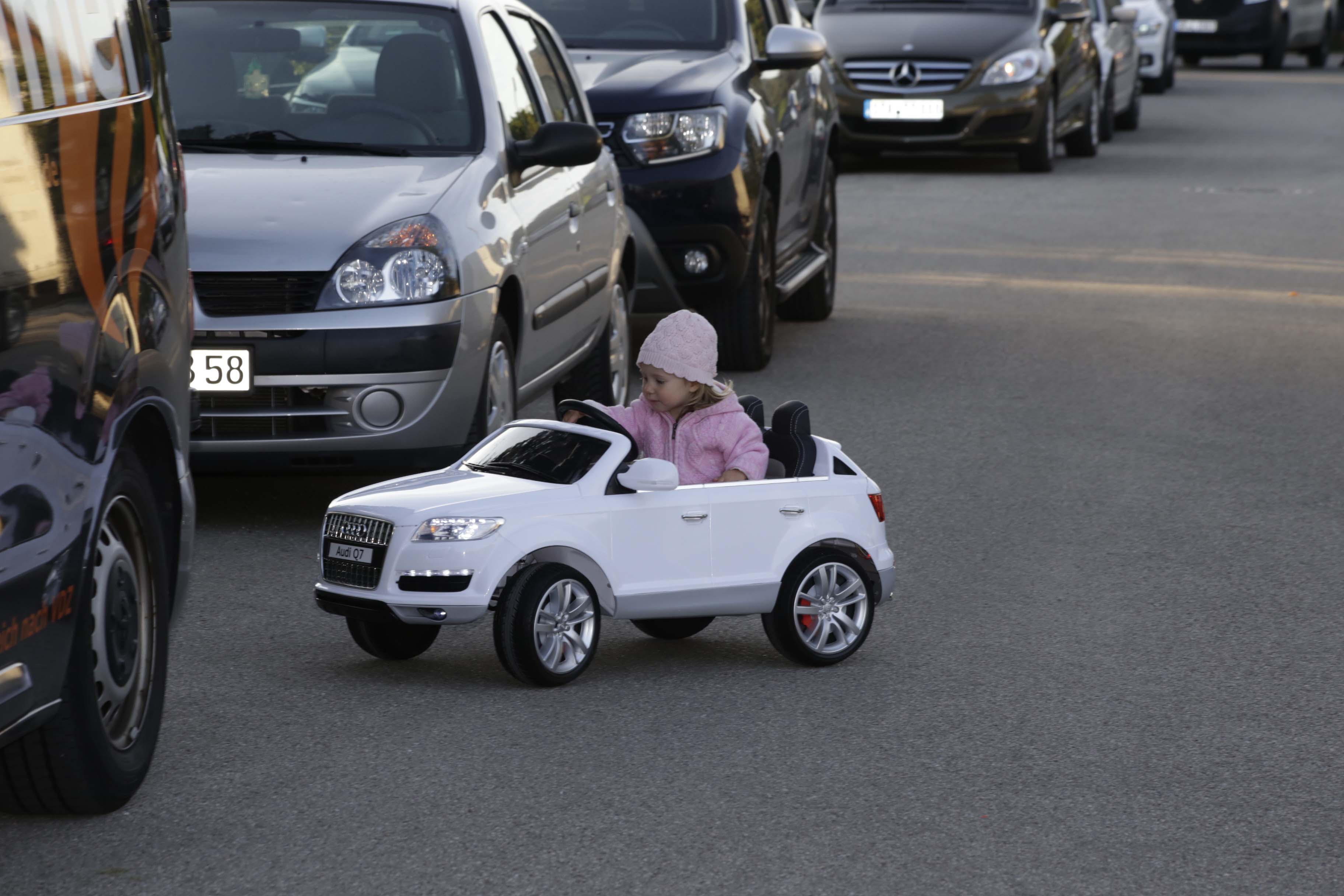 Leas erstes Auto ist ein E-Audi Cabrio