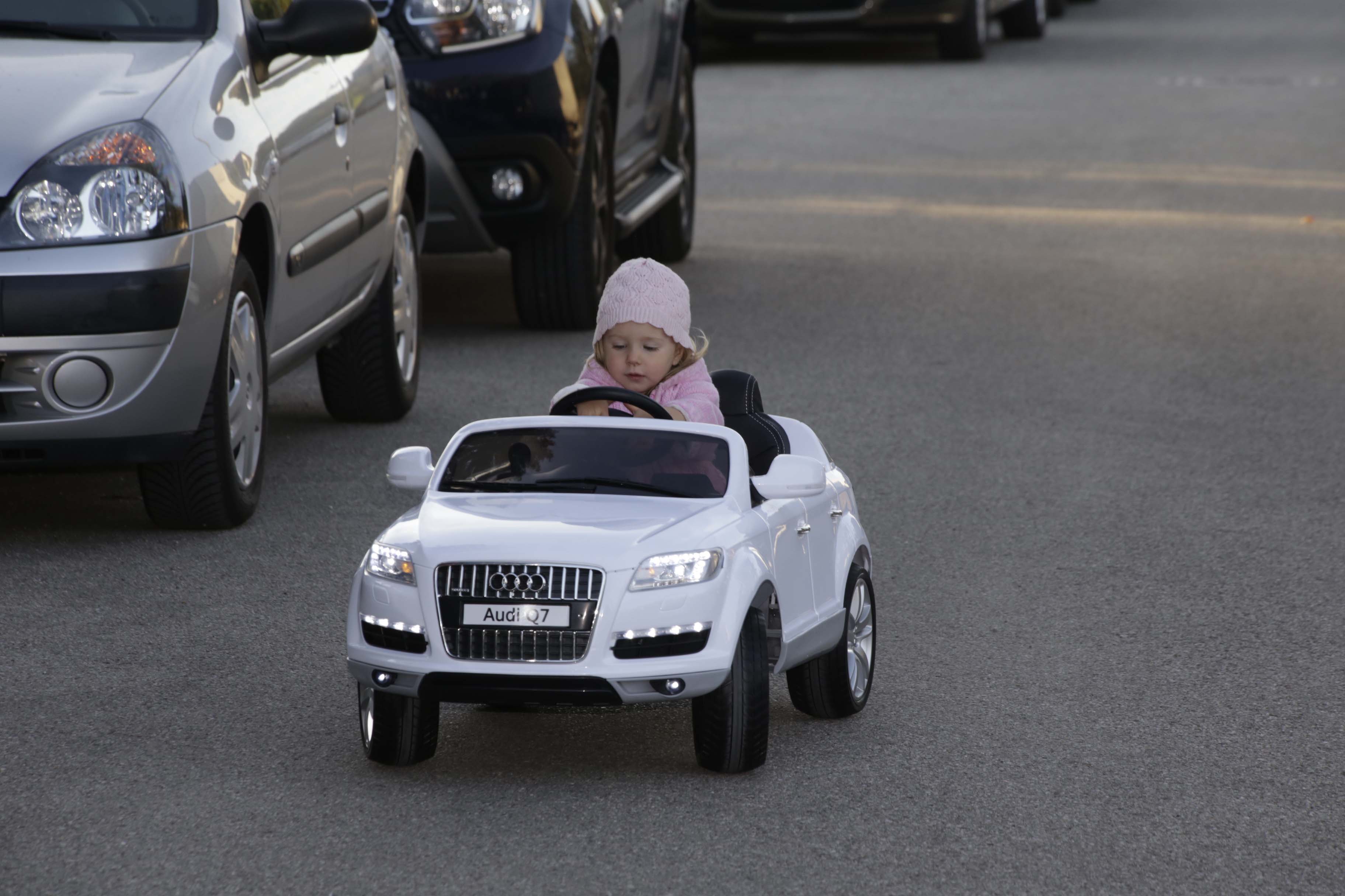 Leas erstes Auto ist ein E-Audi Cabrio