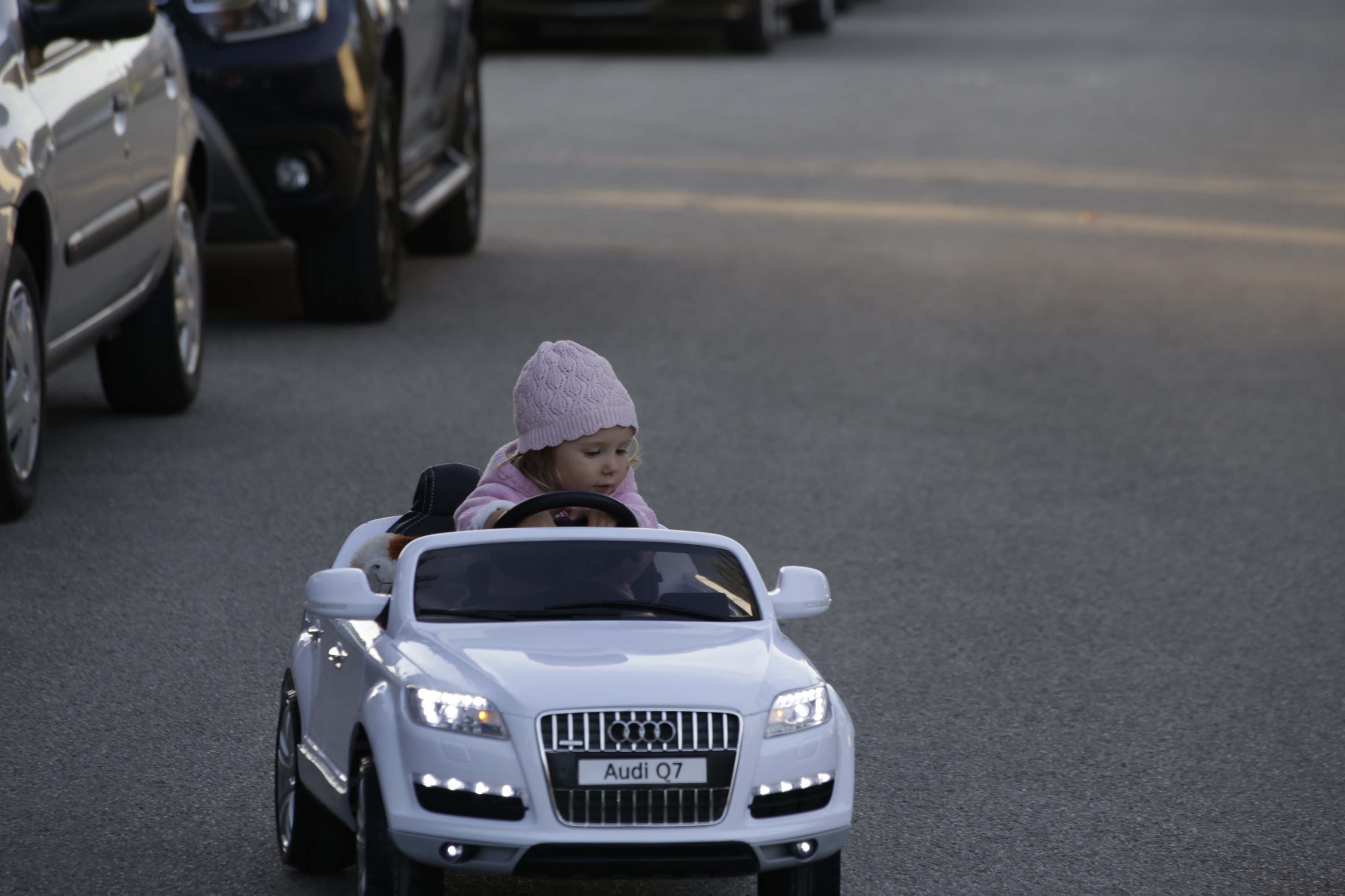 Leas erstes Auto ist ein E-Audi Cabrio