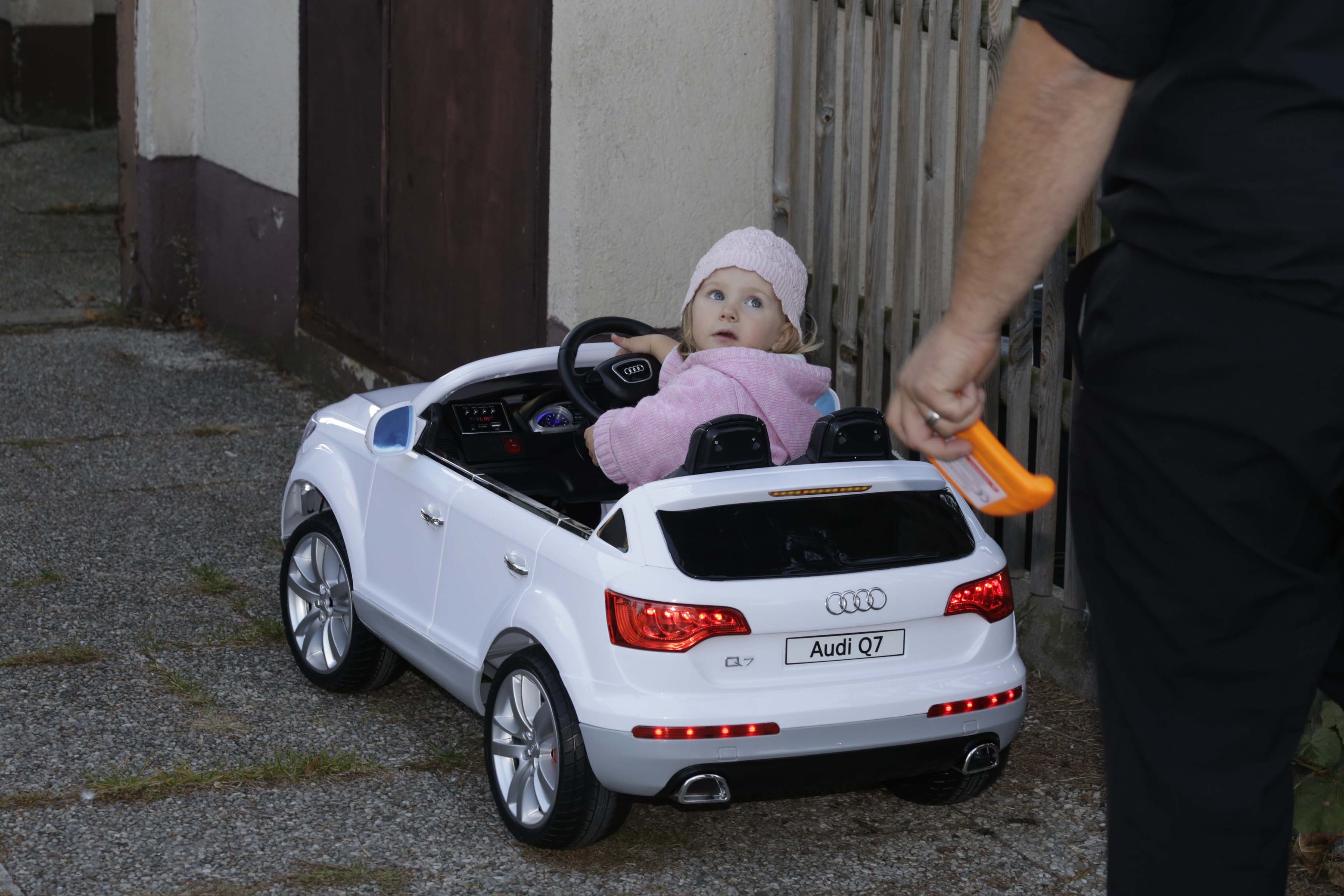 Leas erstes Auto ist ein E-Audi Cabrio
